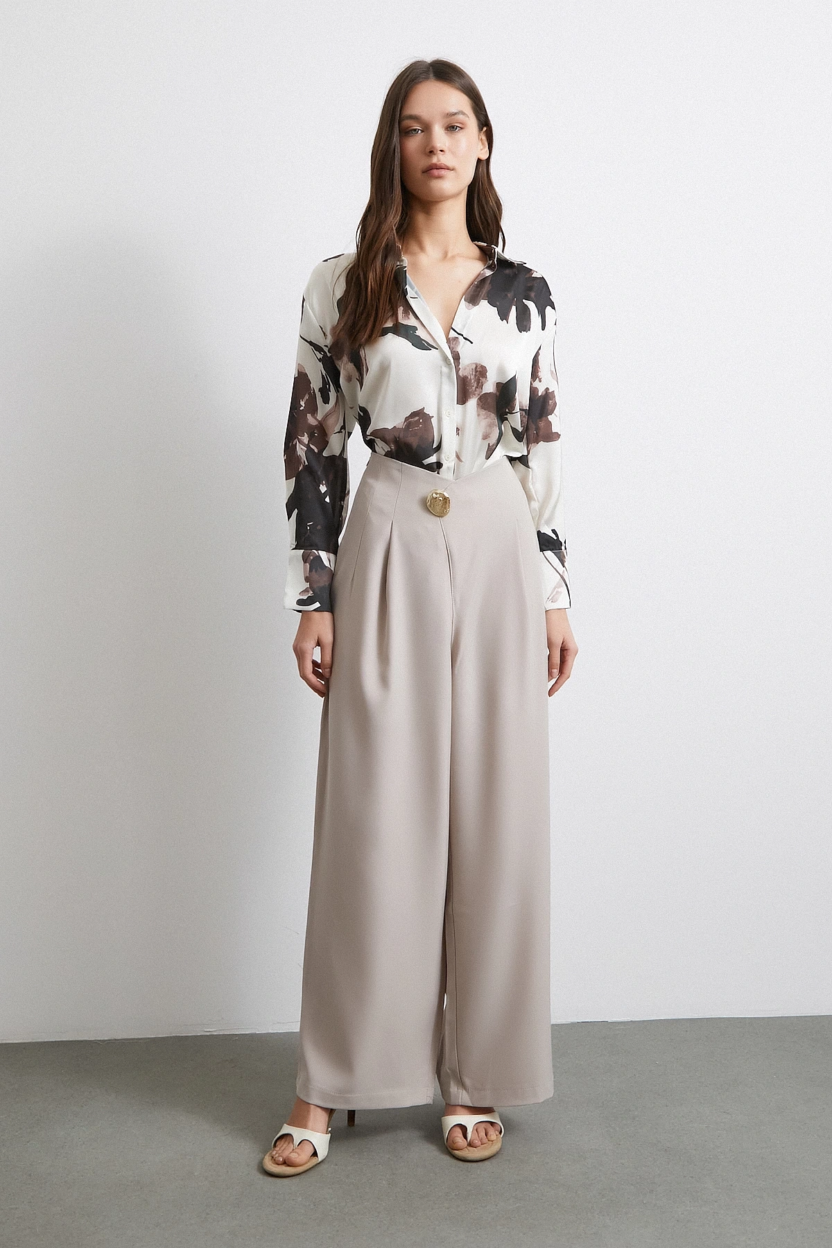 Düğme Detaylı Pensli Dökümlü Pantolon Bej