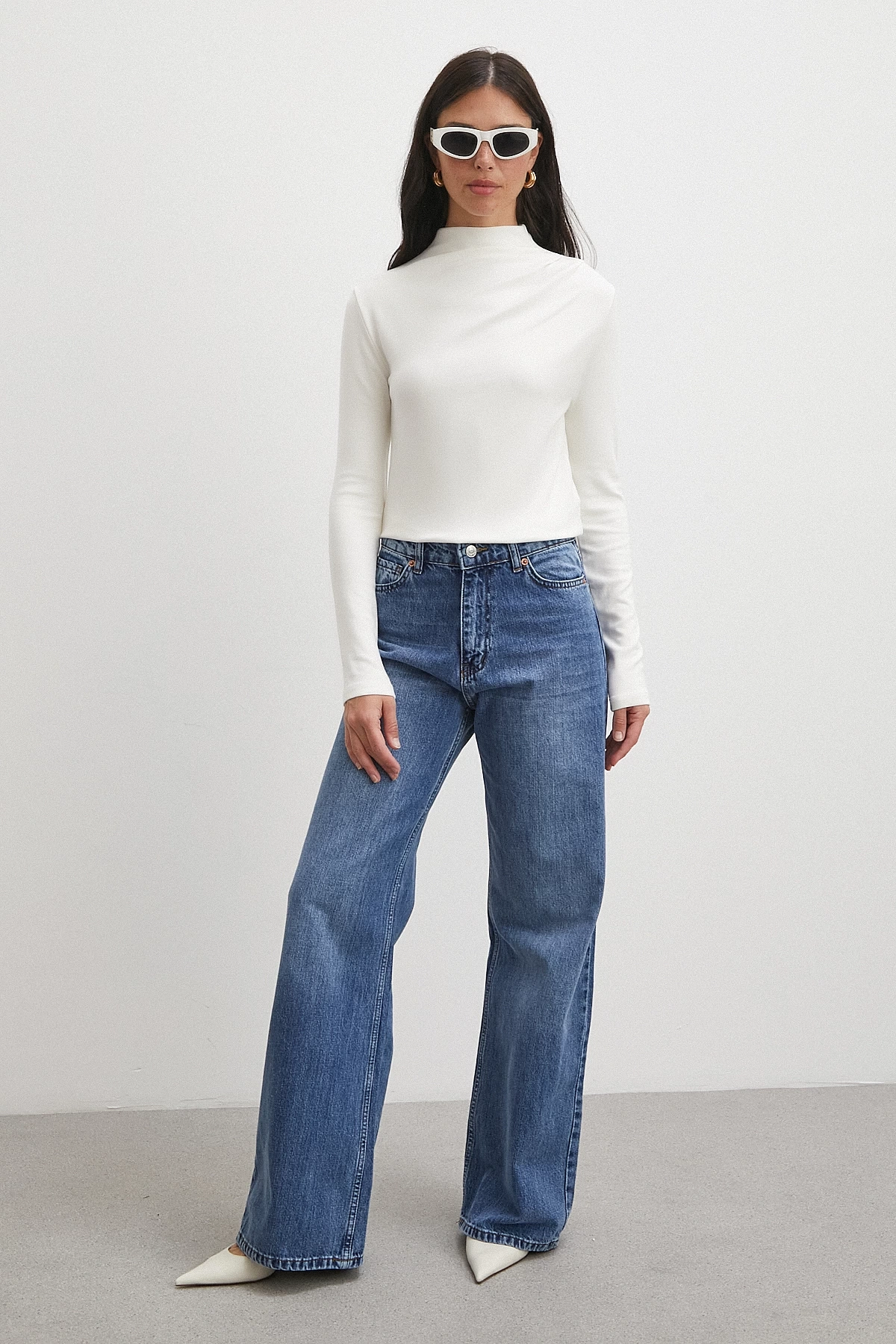 Omzu Pileli Boğazlı Bluz Beyaz