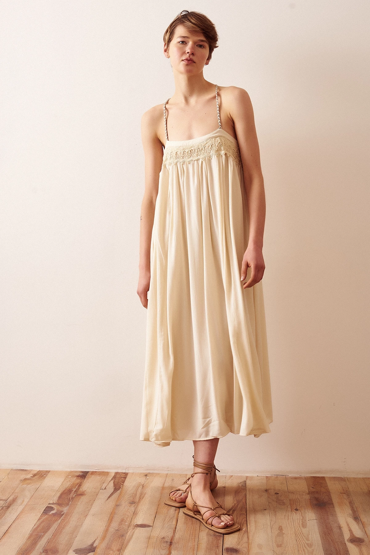 Dantel Detaylı Askılı Salaş Elbise Krem