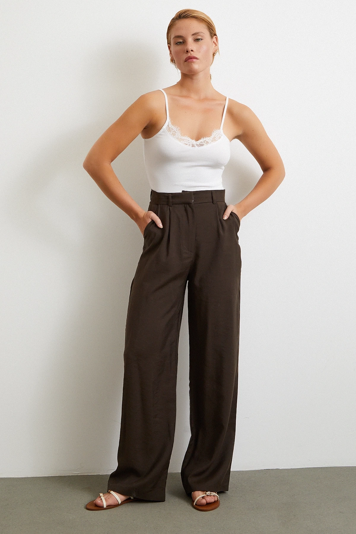 Dantel Detaylı Askılı Top Beyaz