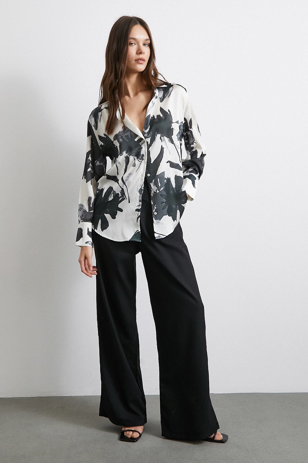 Saten Yüzeyli Desenli Gömlek Siyah