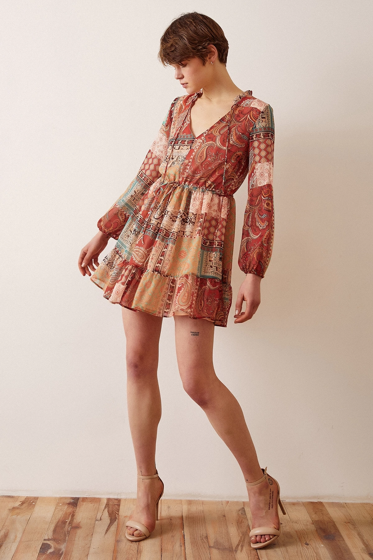 Biyeli V Yaka Desenli Mini Elbise Kahve