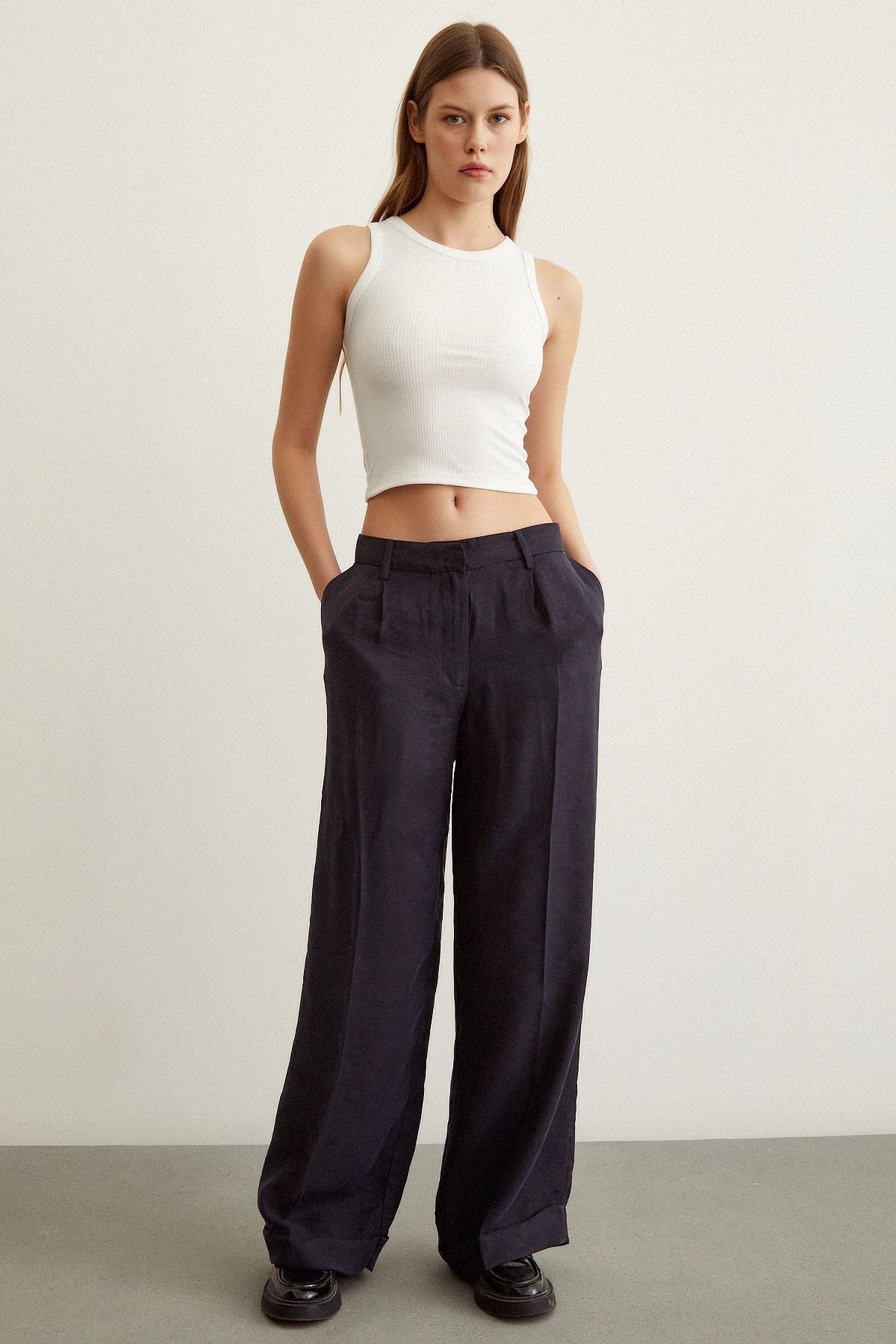 Beli Lastikli Düğme Detaylı  Pileli Pantolon Siyah