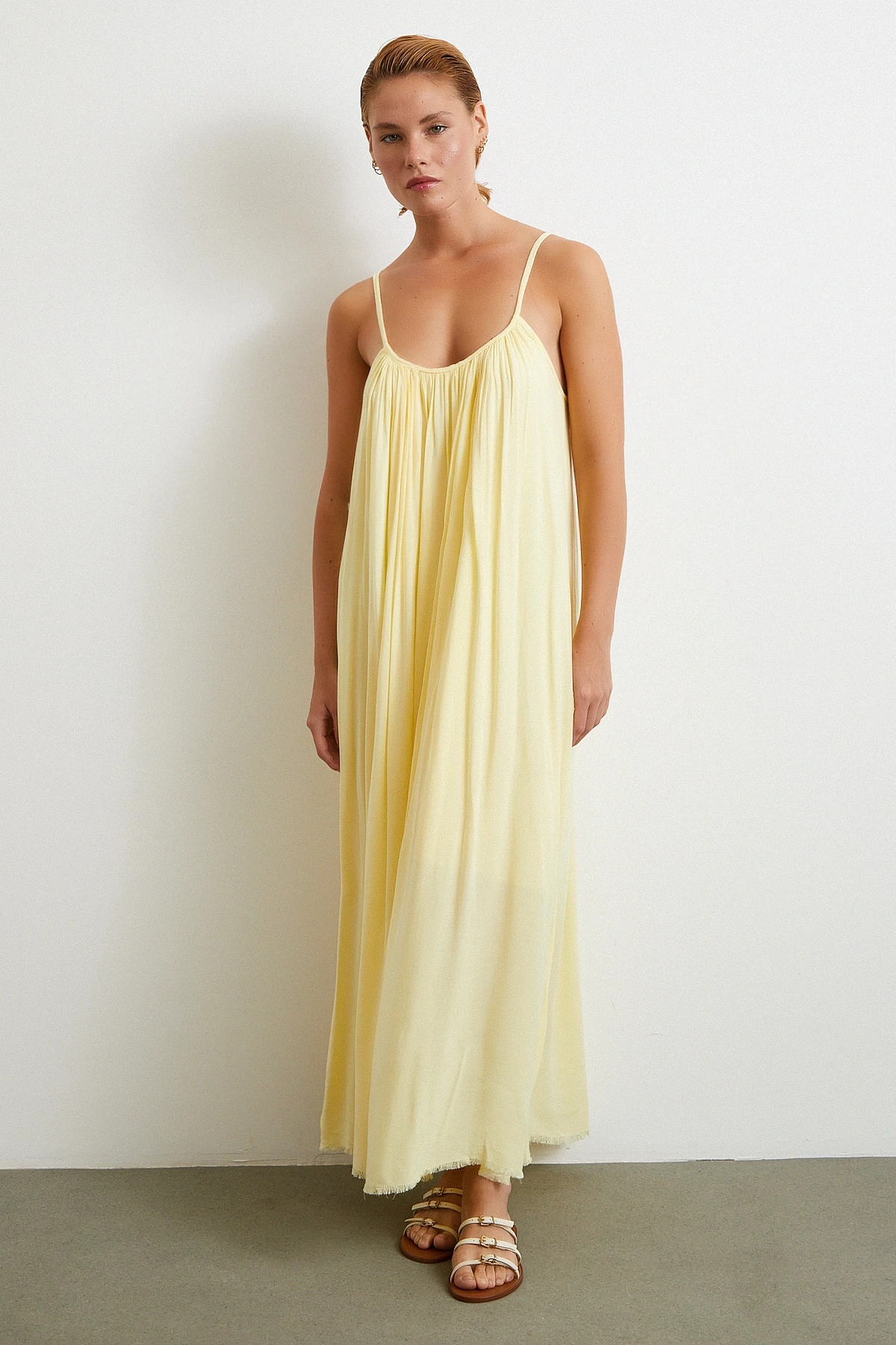 Askılı Piliseli Geniş Elbise Sarı