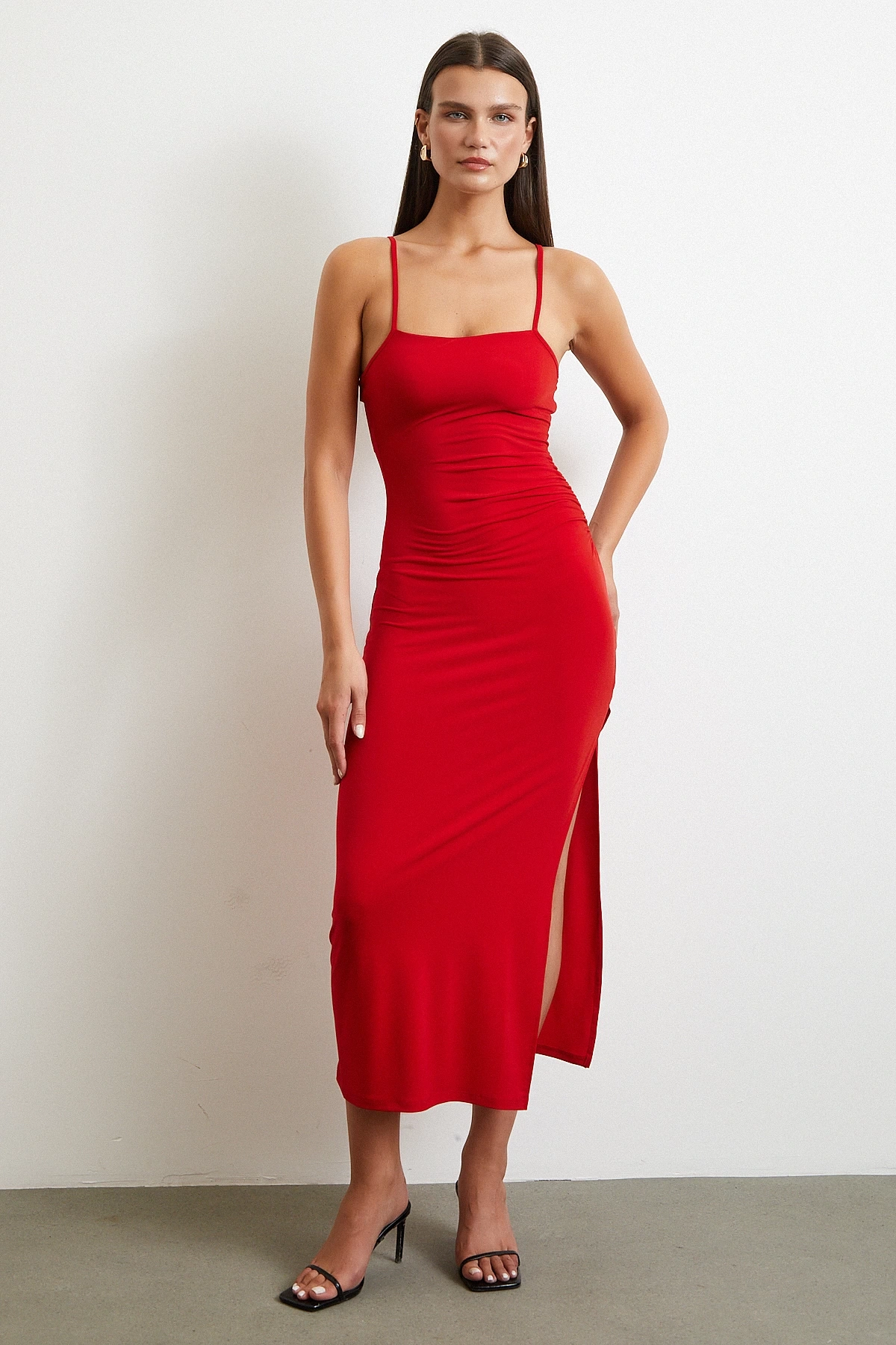 Yanı Büzgülü Askılı Elbise Yırtmaçlı Kırmızı