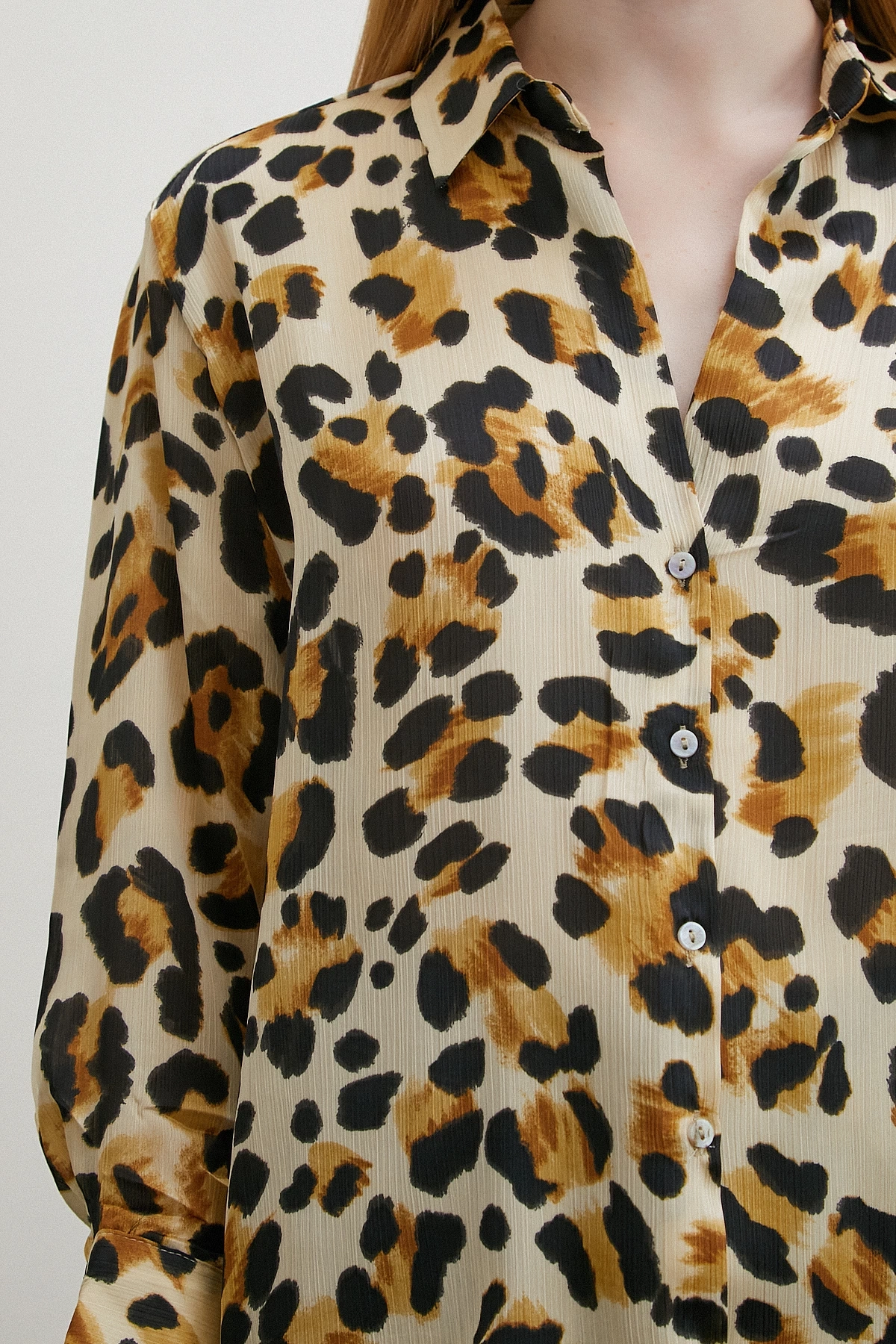 Leopar Desenli V Yaka Gömlek Bej