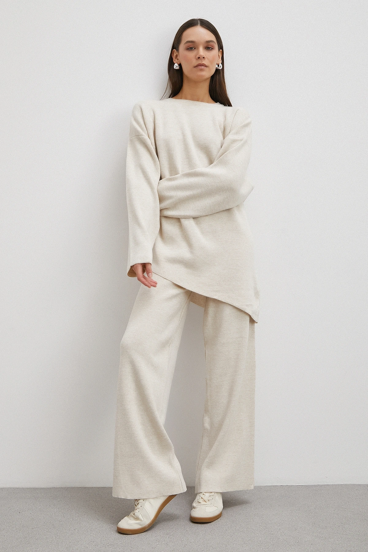 Eteği Çapraz Pantolonlu Bisiklet Yaka Takım Ekru