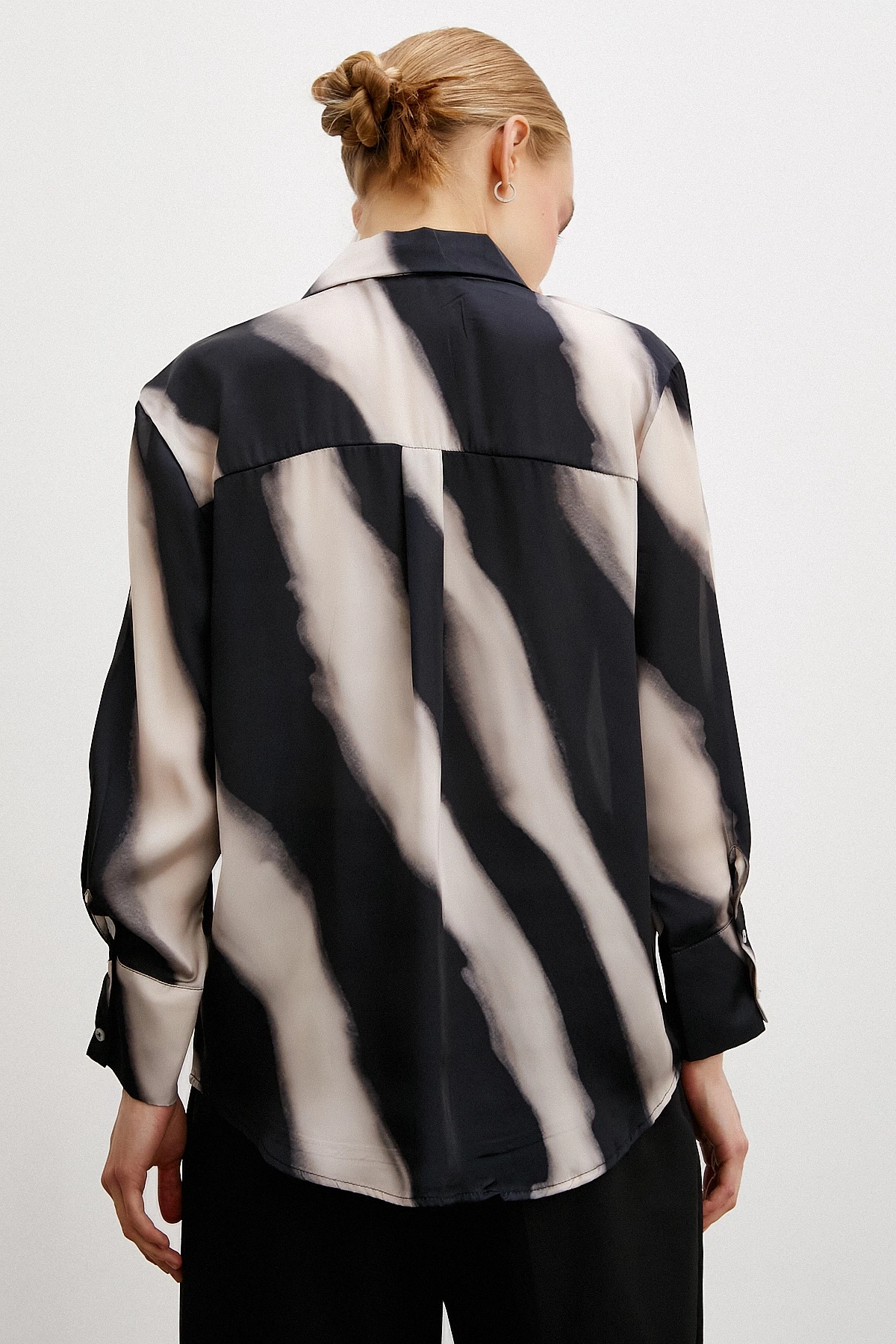 Desenli V Yaka Saten Gömlek Bej