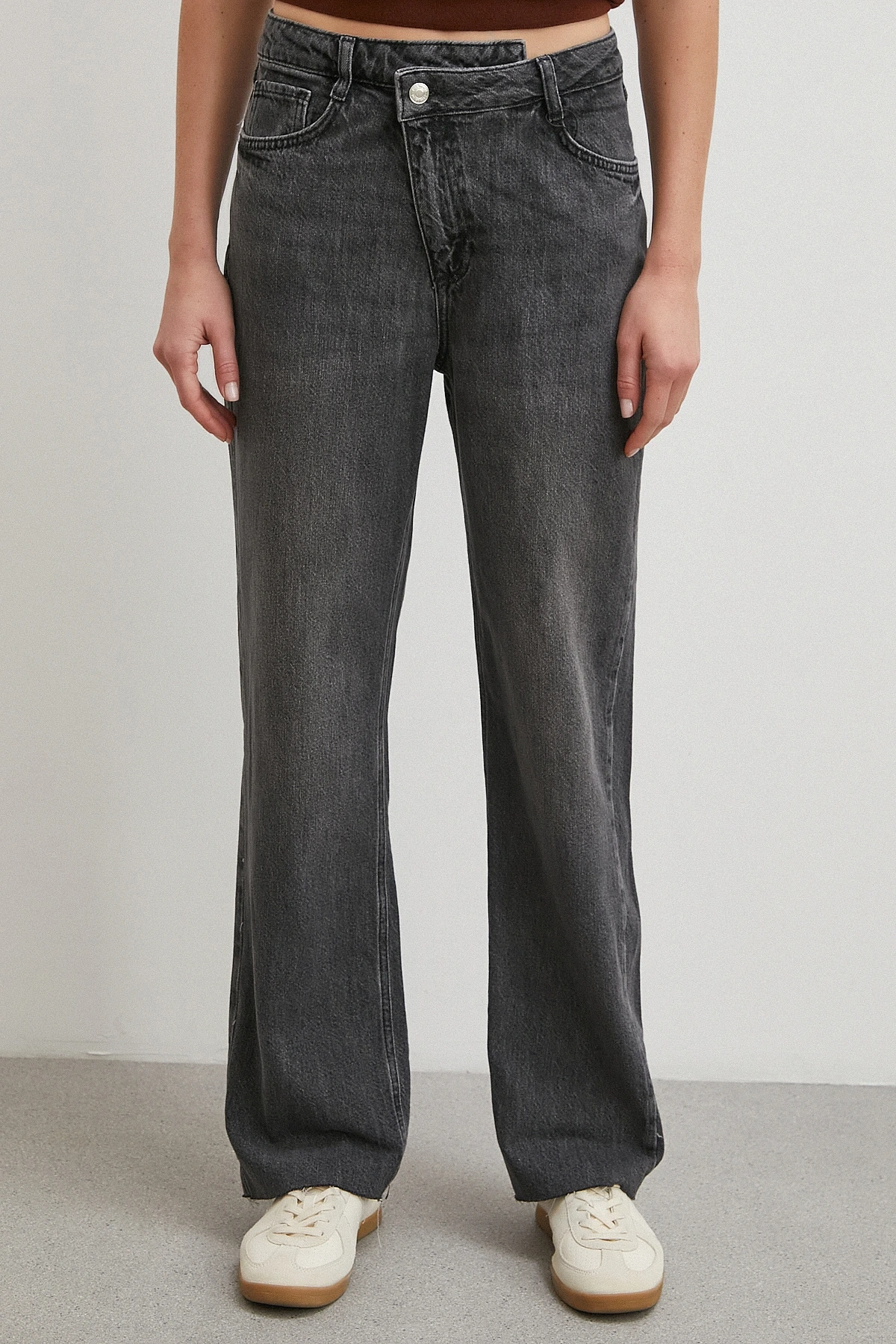 Çapraz Fermuarlı Kesik Paça Düğmeli Jean Siyah