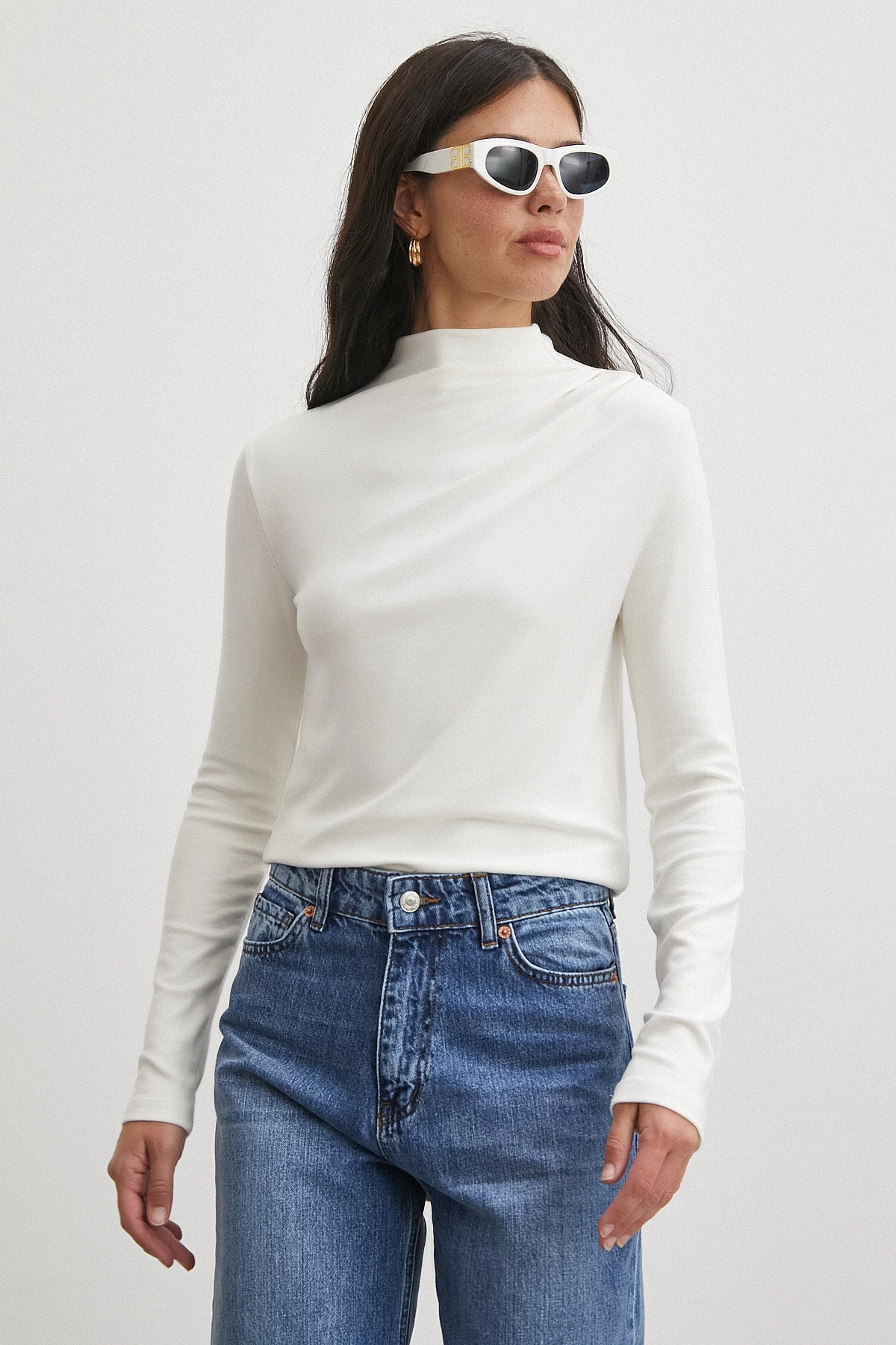 Omzu Pileli Boğazlı Bluz Beyaz