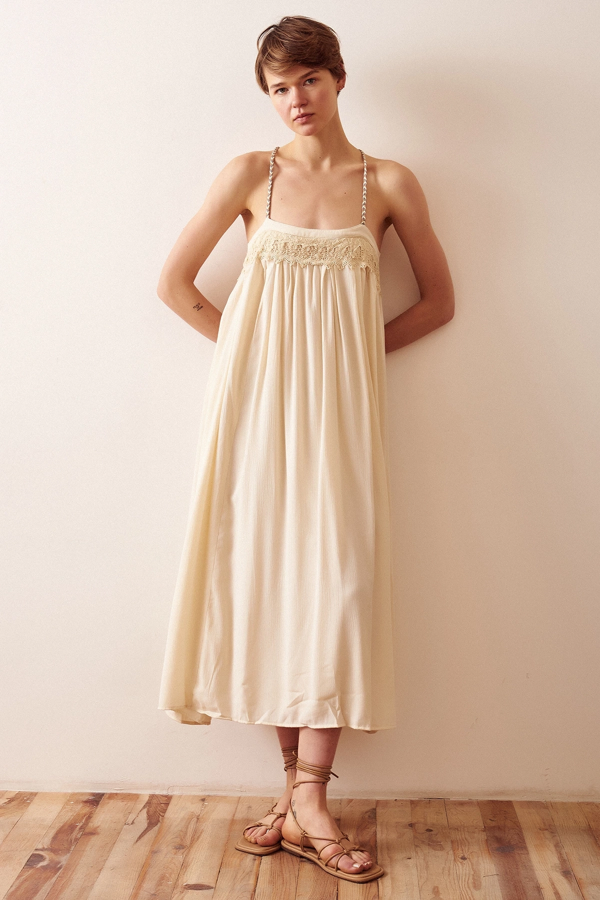 Dantel Detaylı Askılı Salaş Elbise Krem