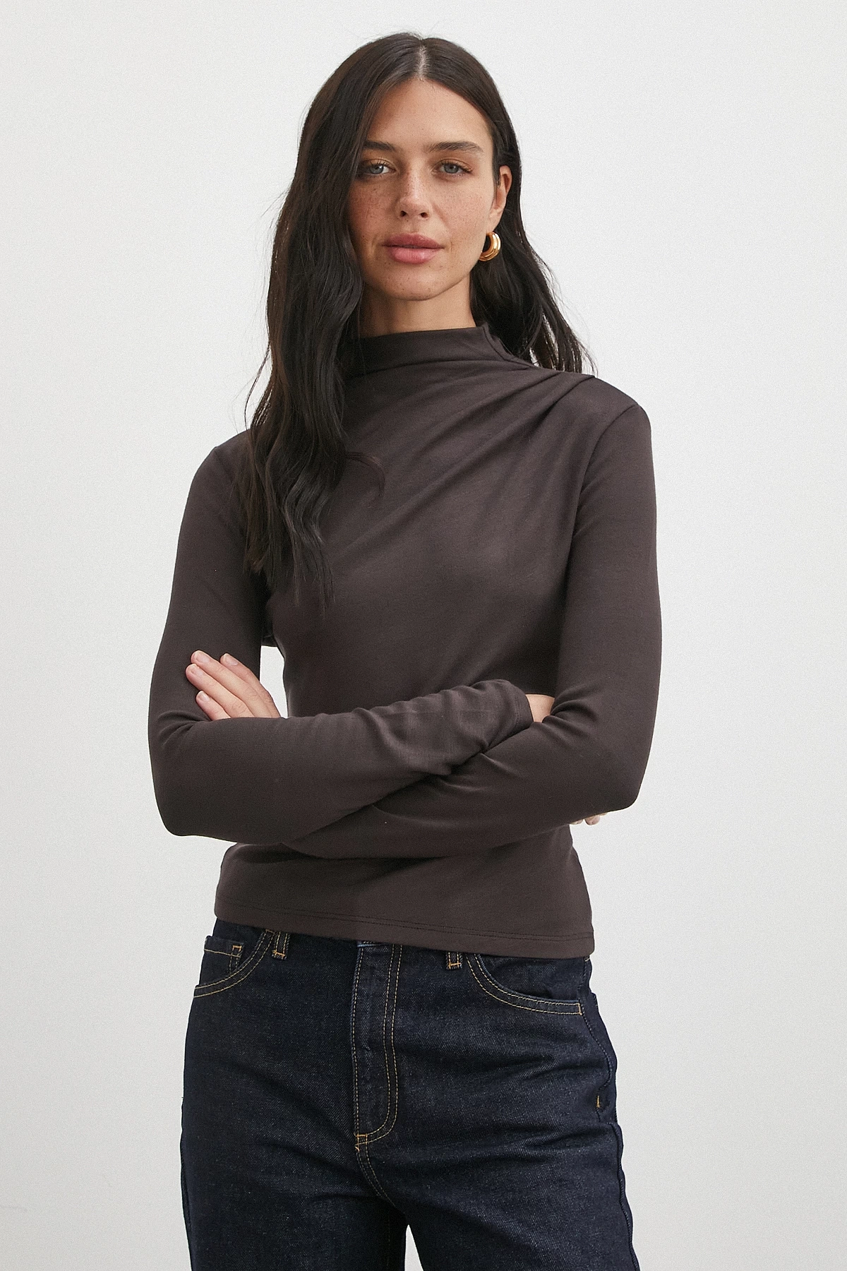 Omzu Pileli Boğazlı Bluz Kahve