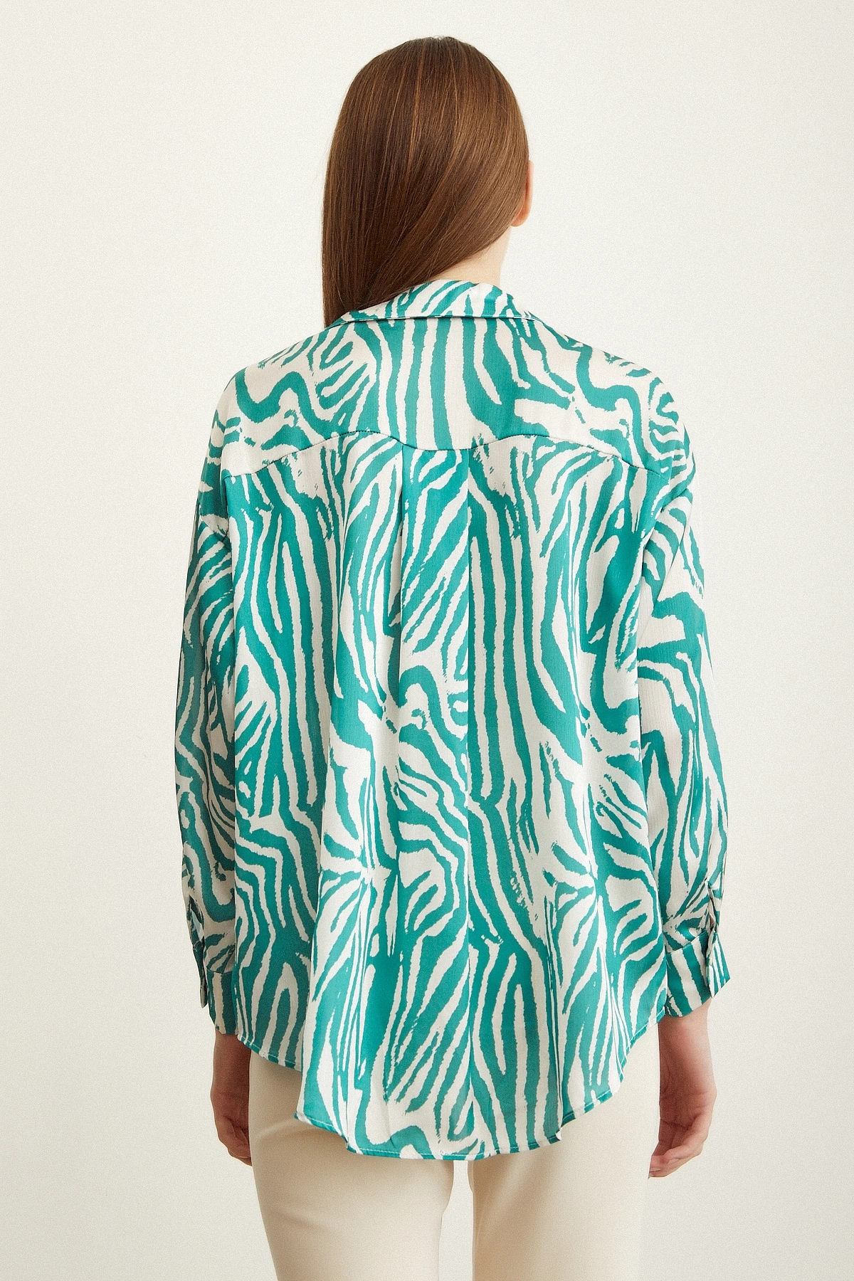 Zebra Desen V Yaka Saten Gömlek Yeşil