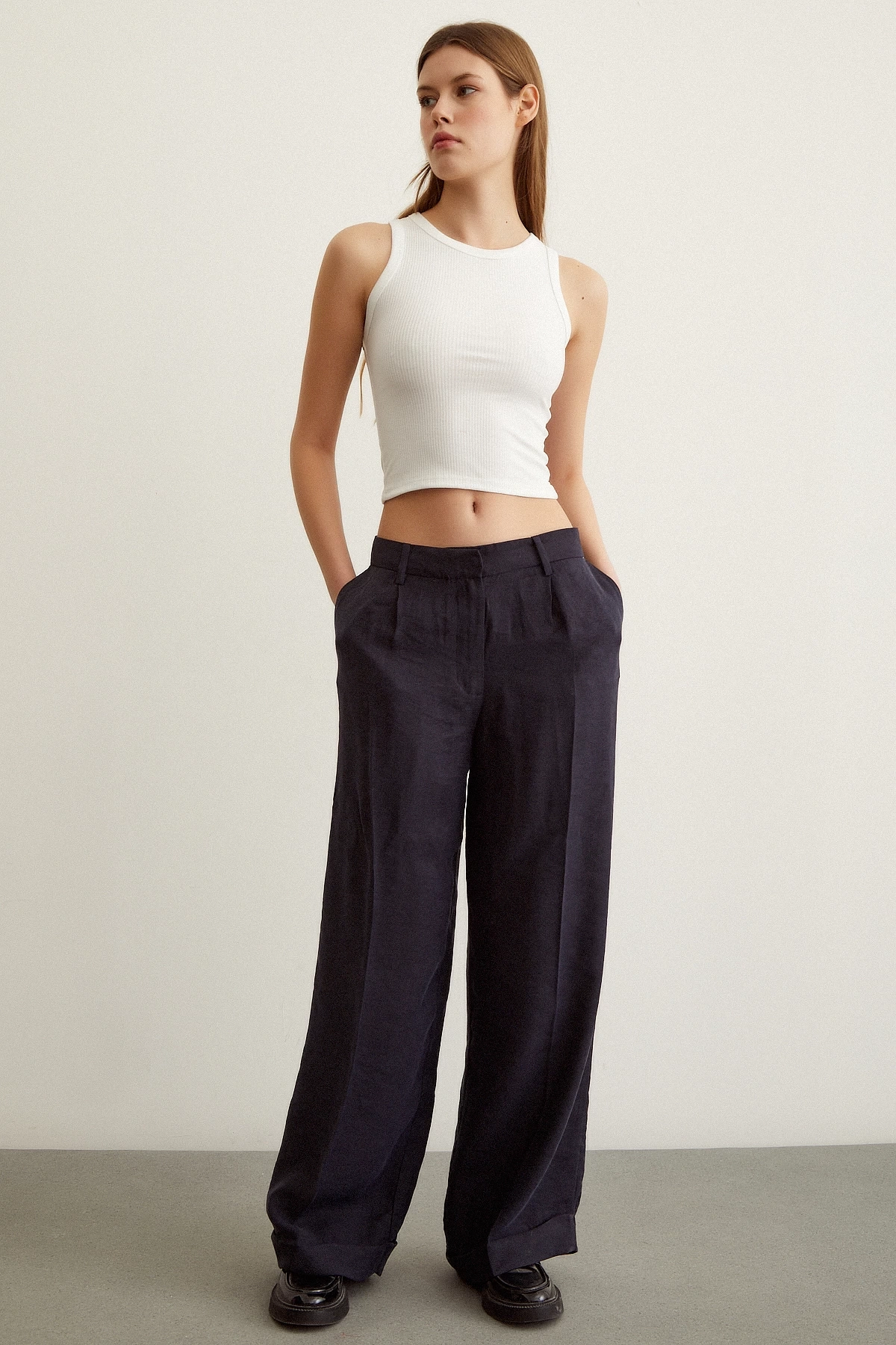 Beli Lastikli Düğme Detaylı  Pileli Pantolon Siyah