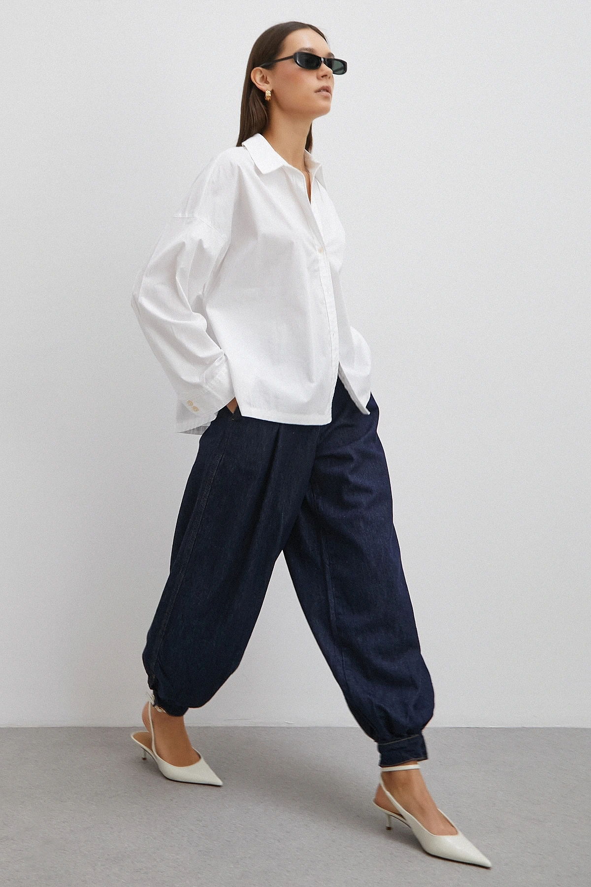 Paçası Düğmeli Yüksek Bel Mom Jean Lacivert