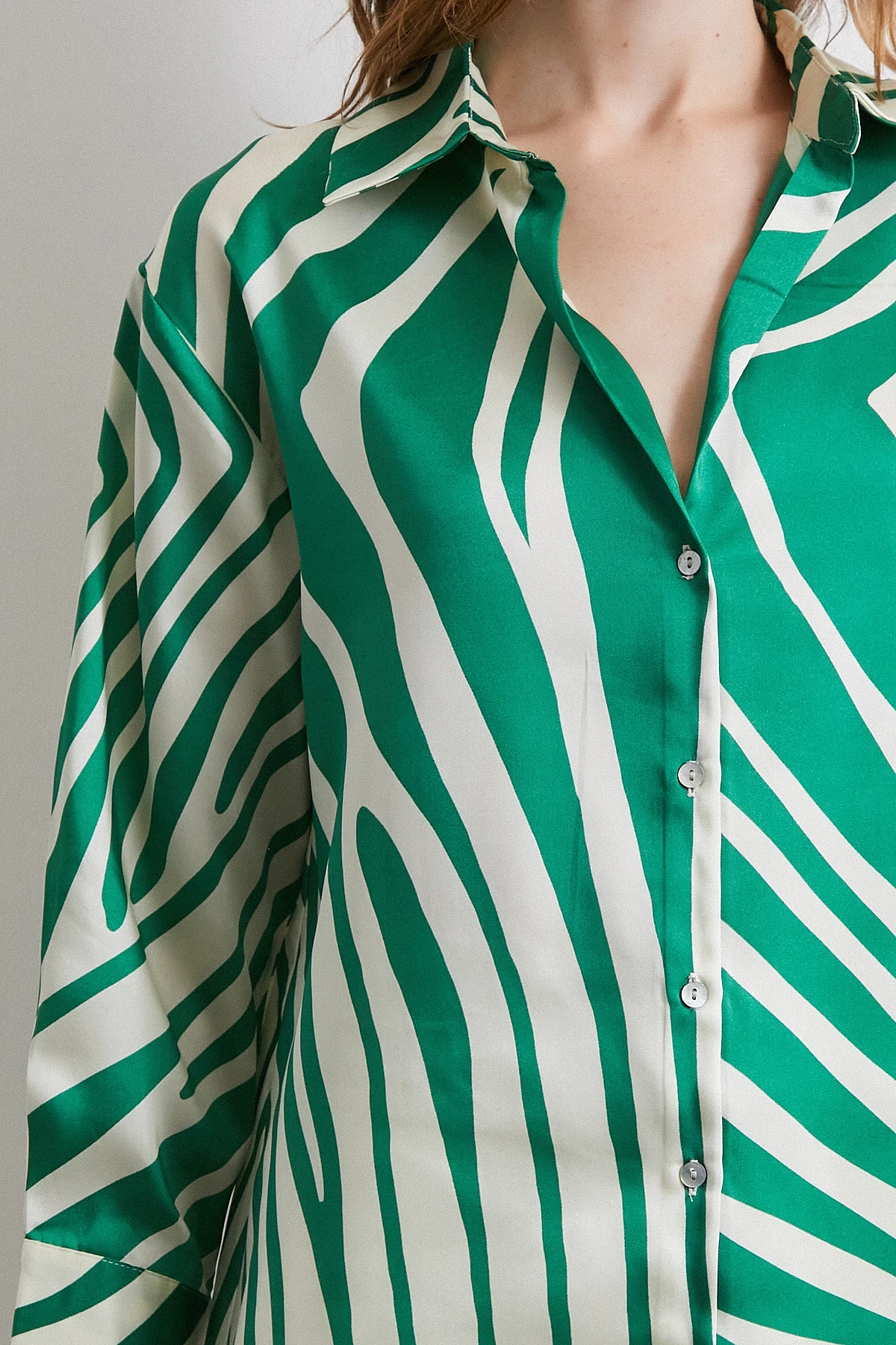 Zebra Desen V Yaka Gömlek Yeşil
