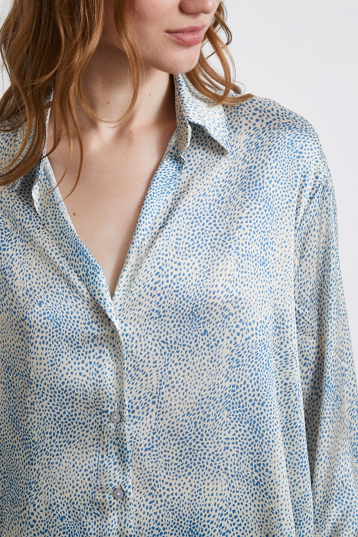 V Yaka Desenli Saten Gömlek Mavi