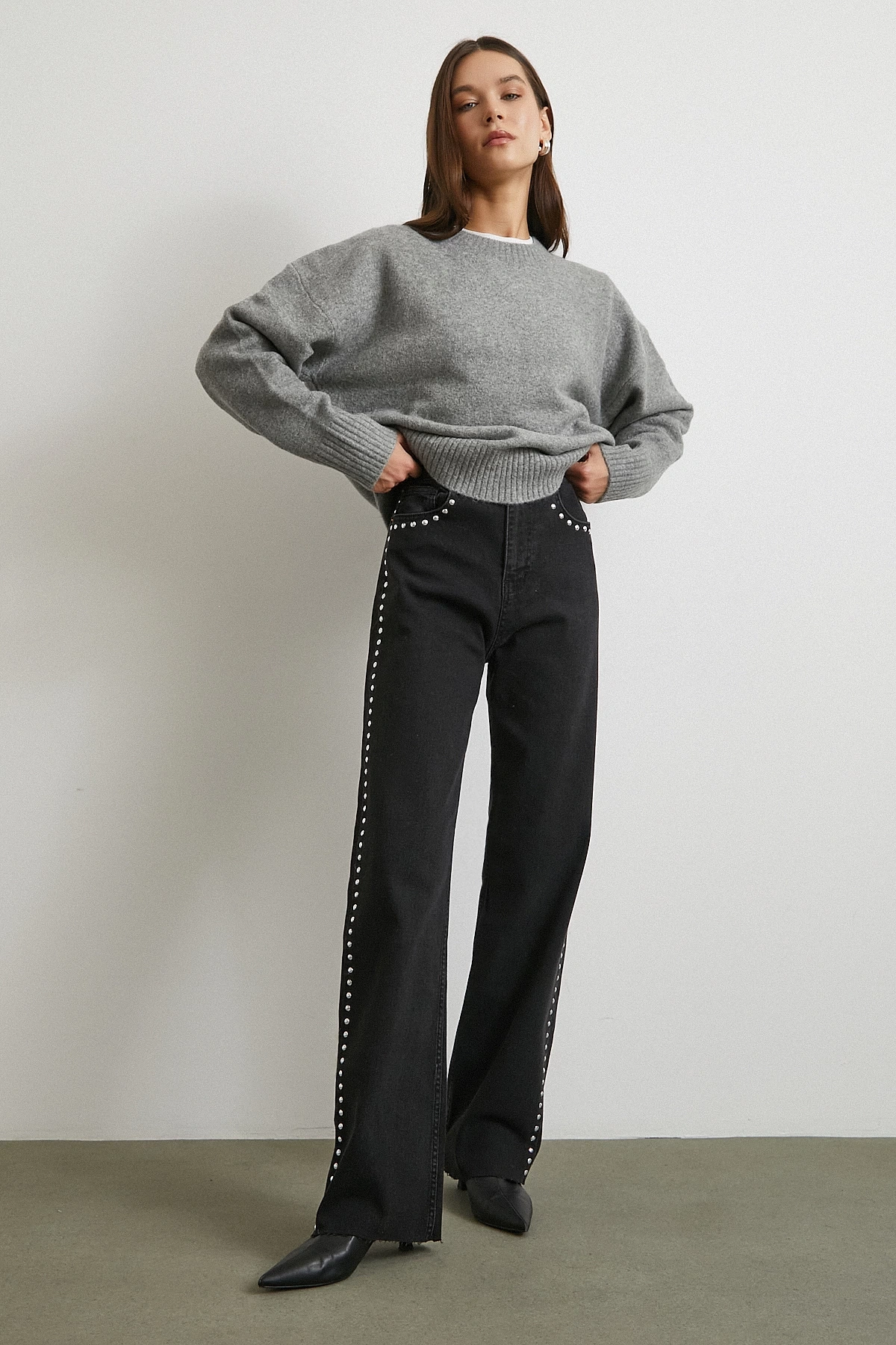 Taş İşlemeli Yüksek Bel Kesik Paça Jean Siyah