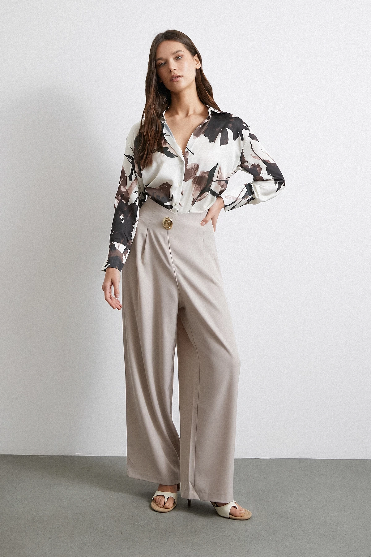 Düğme Detaylı Pensli Dökümlü Pantolon Bej