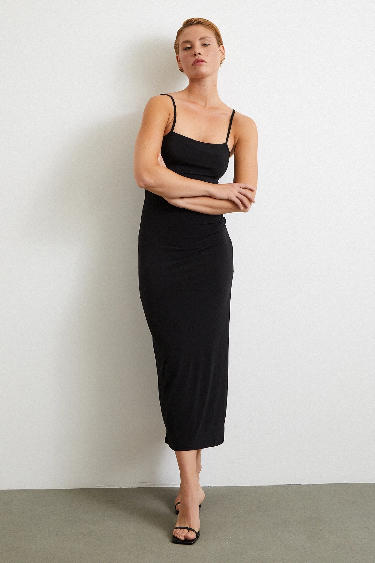 Yanı Büzgülü Askılı Elbise Yırtmaçlı Siyah