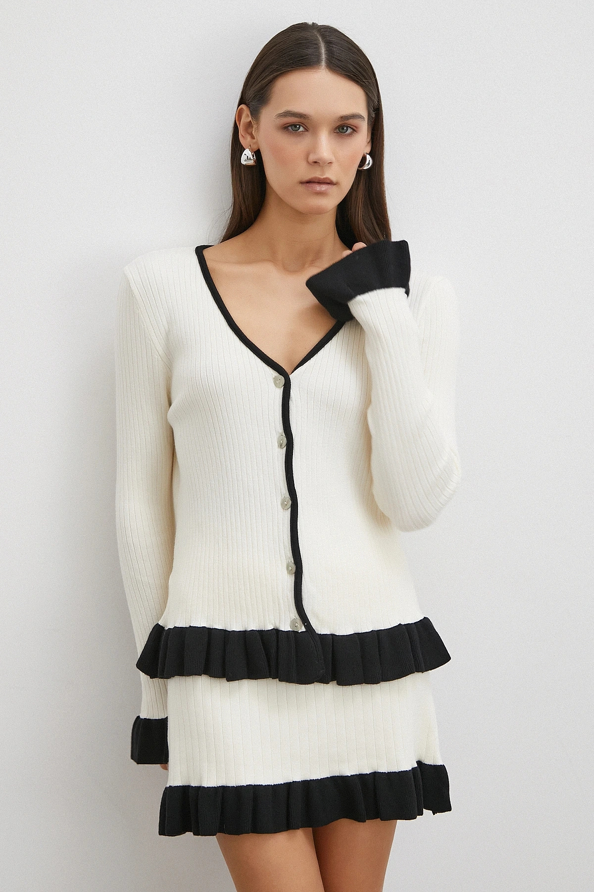Düğmeli Eteği Fırfırlı Etekli Triko Takım Ekru