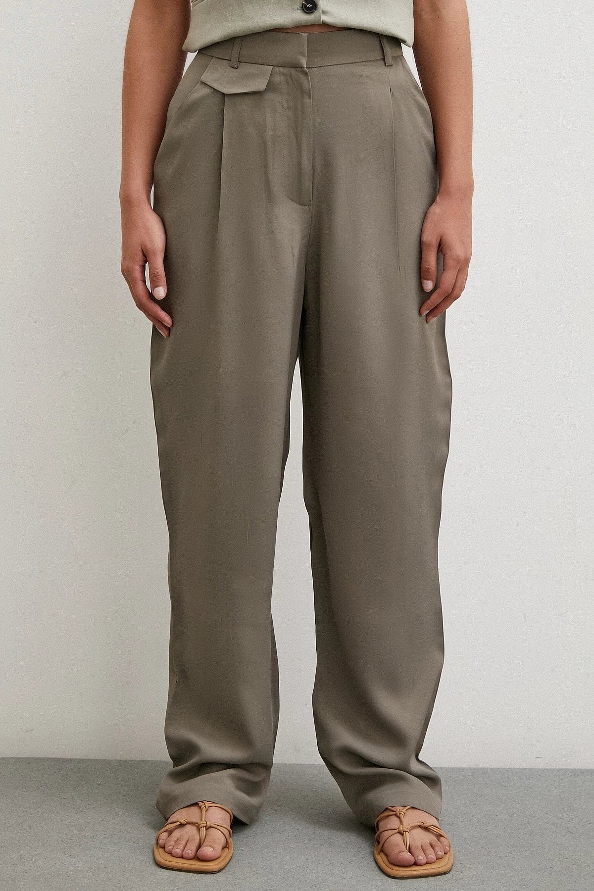 Kemer Detaylı Klasik Pantolon Haki