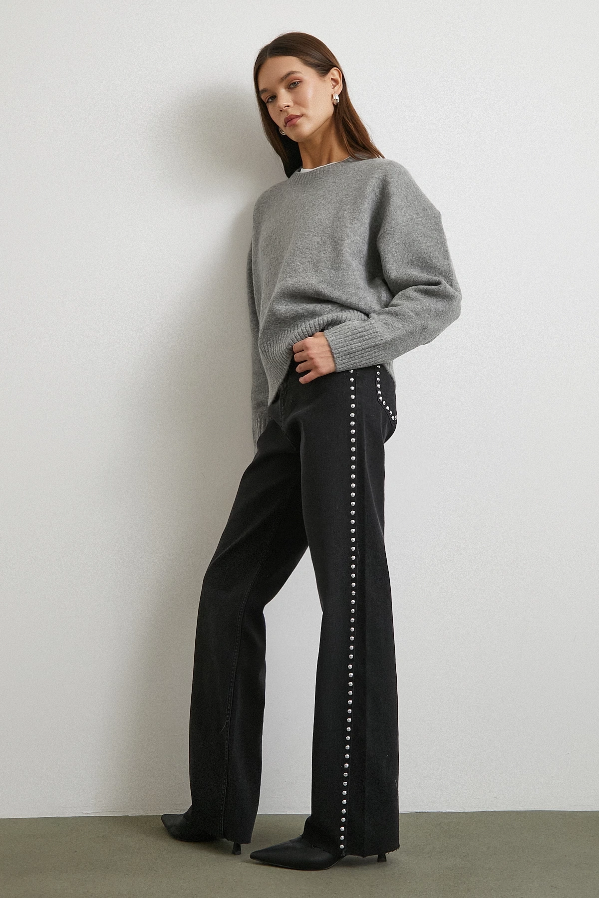 Taş İşlemeli Yüksek Bel Kesik Paça Jean Siyah