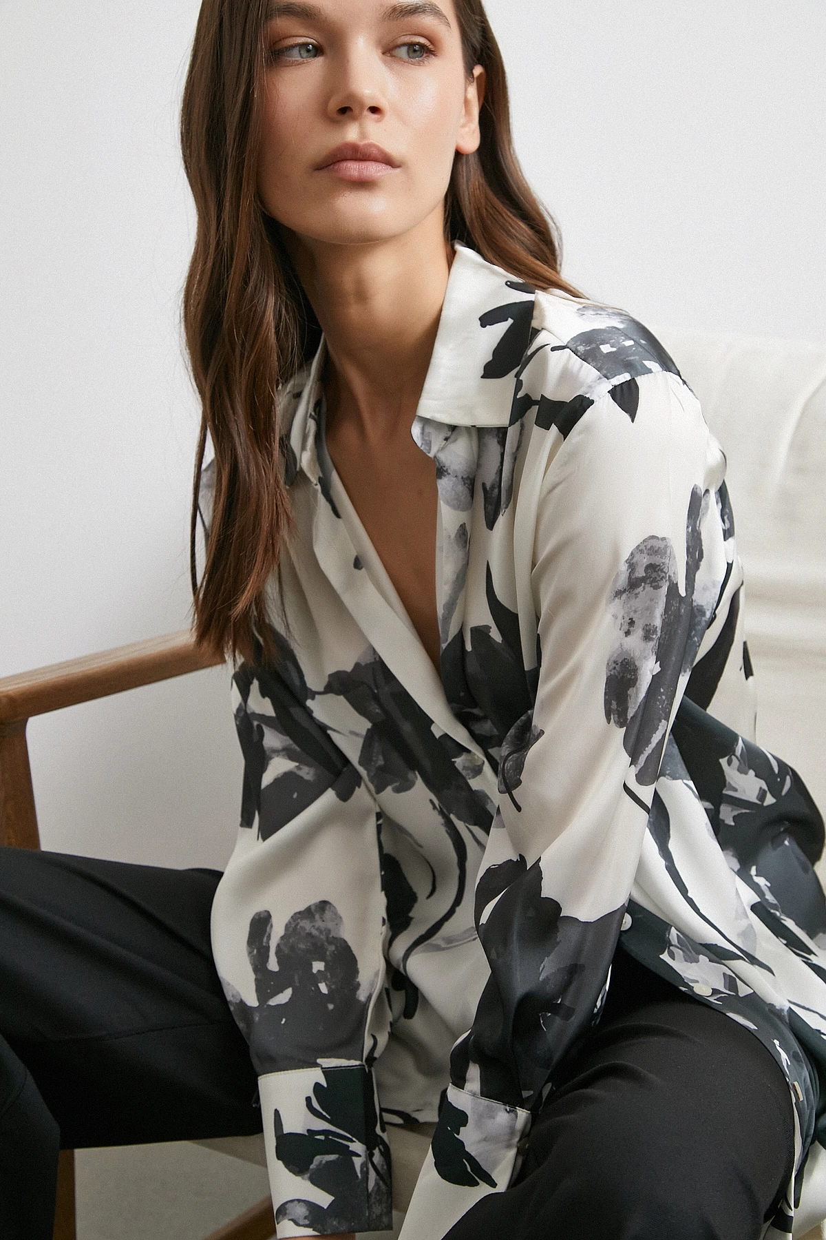 Saten Yüzeyli Desenli Gömlek Siyah