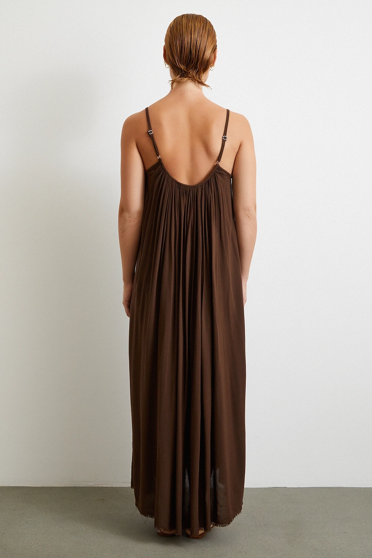 Askılı Piliseli Geniş Elbise Kahve