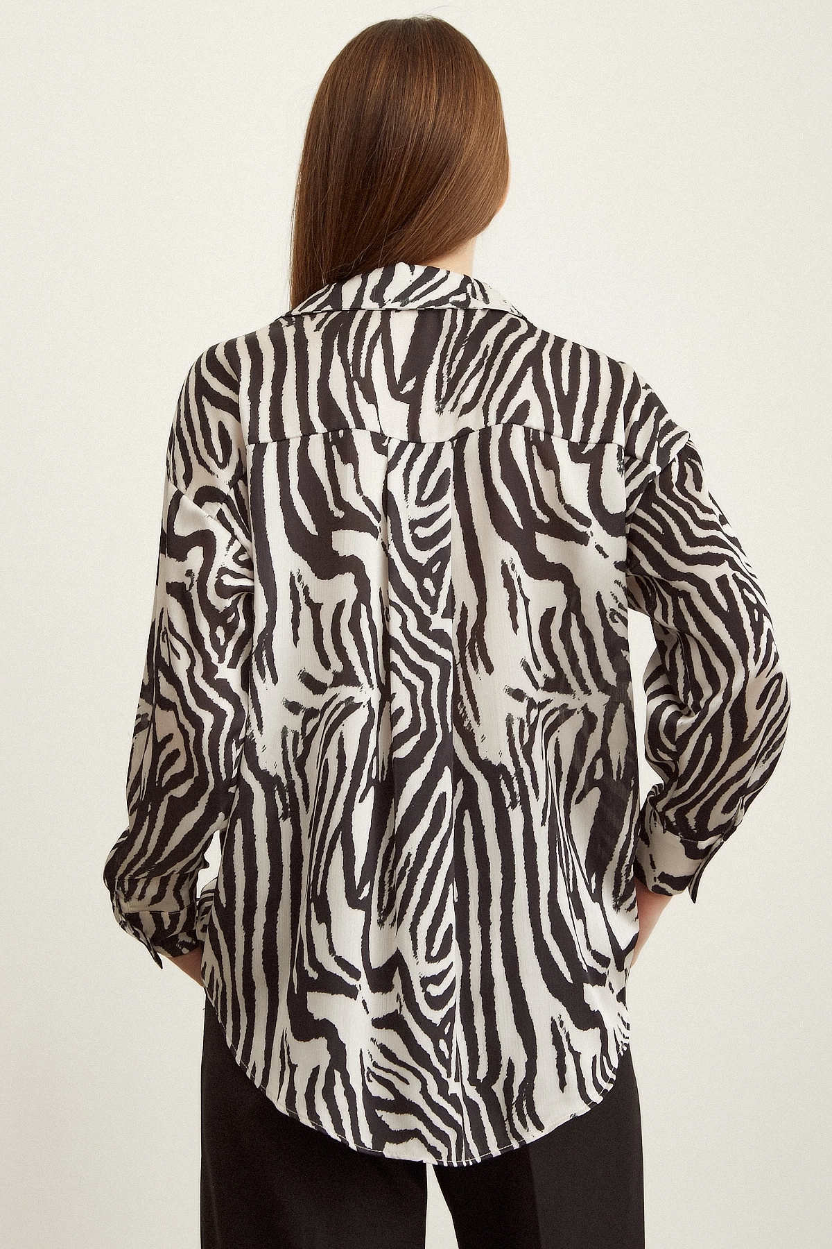 Zebra Desen V Yaka Saten Gömlek Siyah