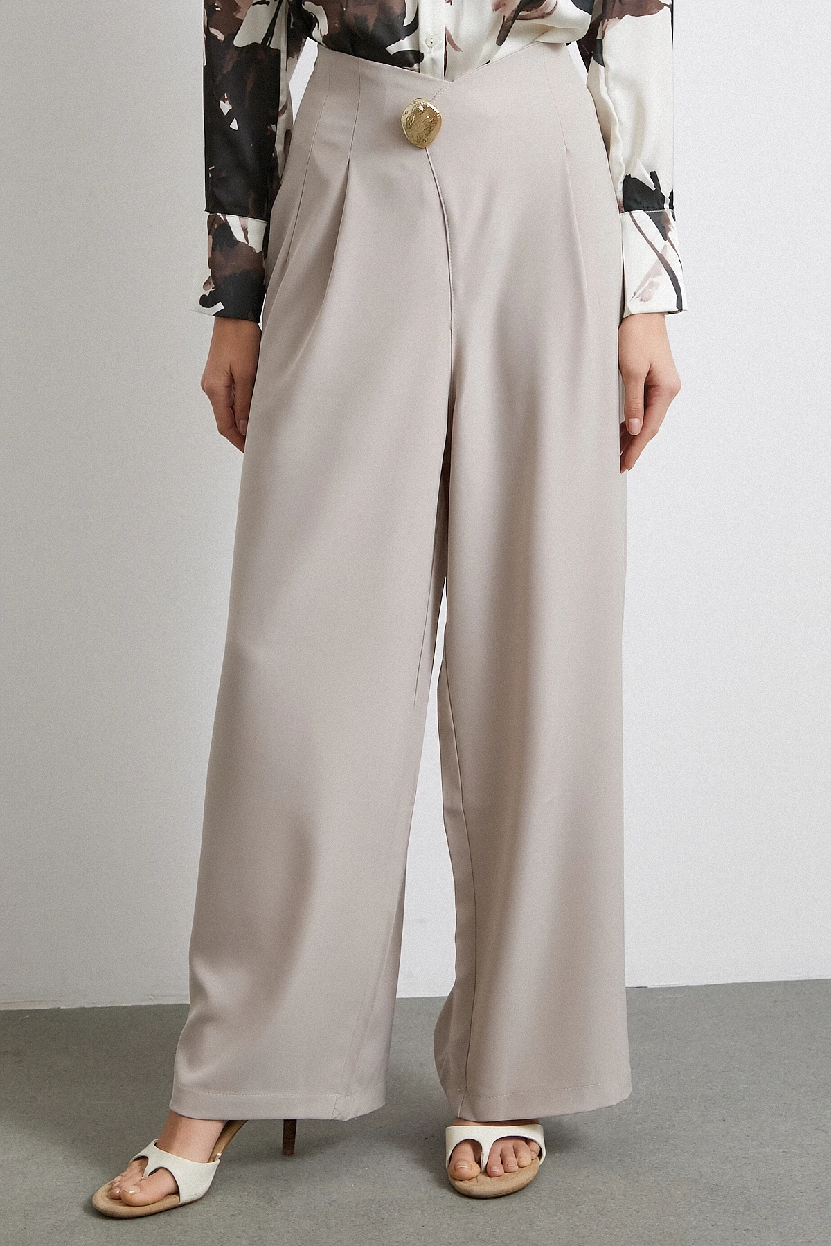 Düğme Detaylı Pensli Dökümlü Pantolon Bej