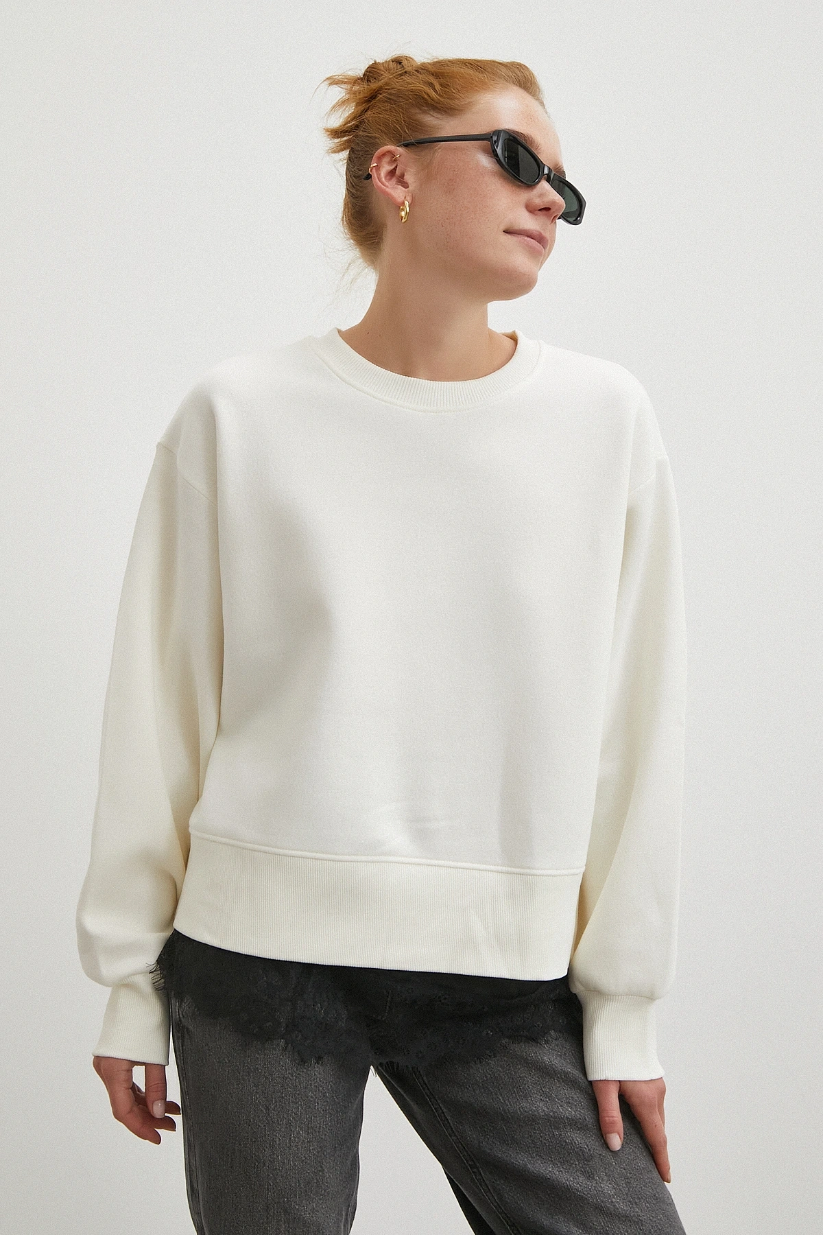 Eteği Dantelli Oversize Sweatshirt Beyaz