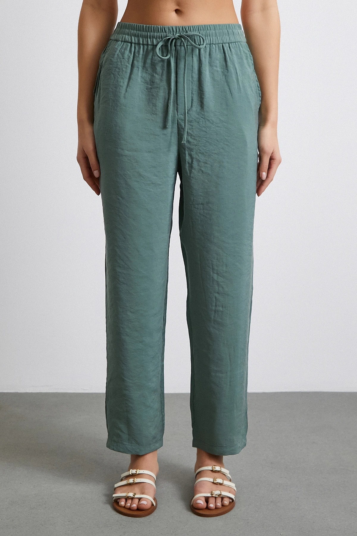 Beli Lastikli Arkası Cepli Rahat Pantolun Haki