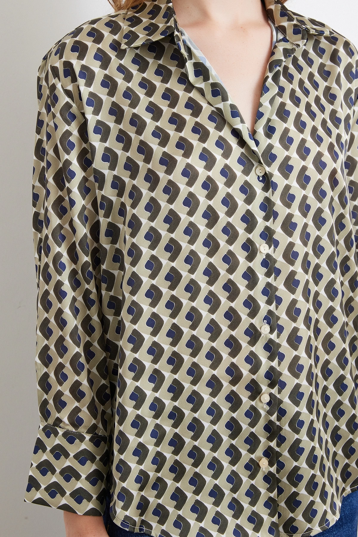 Geometrik Desenli Saten Gömlek Haki