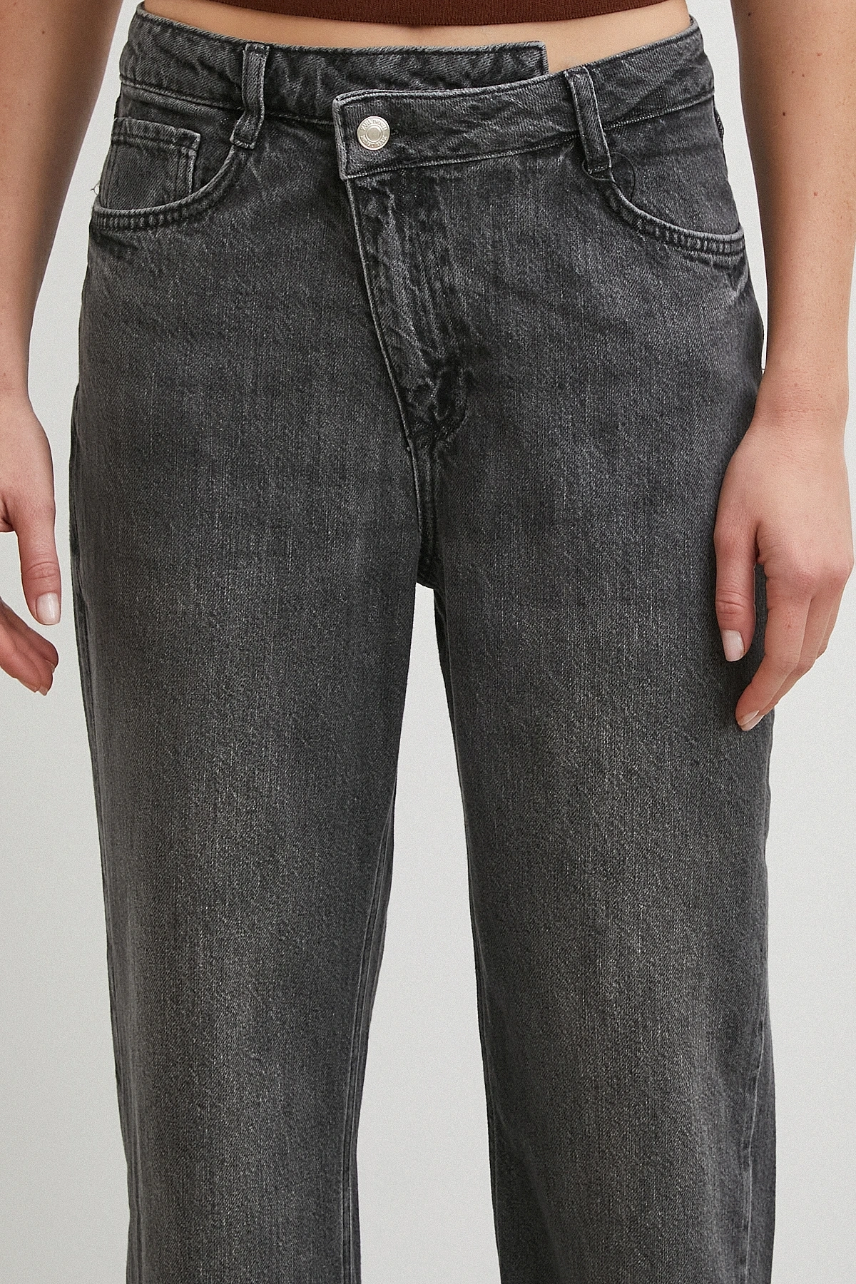 Çapraz Fermuarlı Kesik Paça Düğmeli Jean Siyah