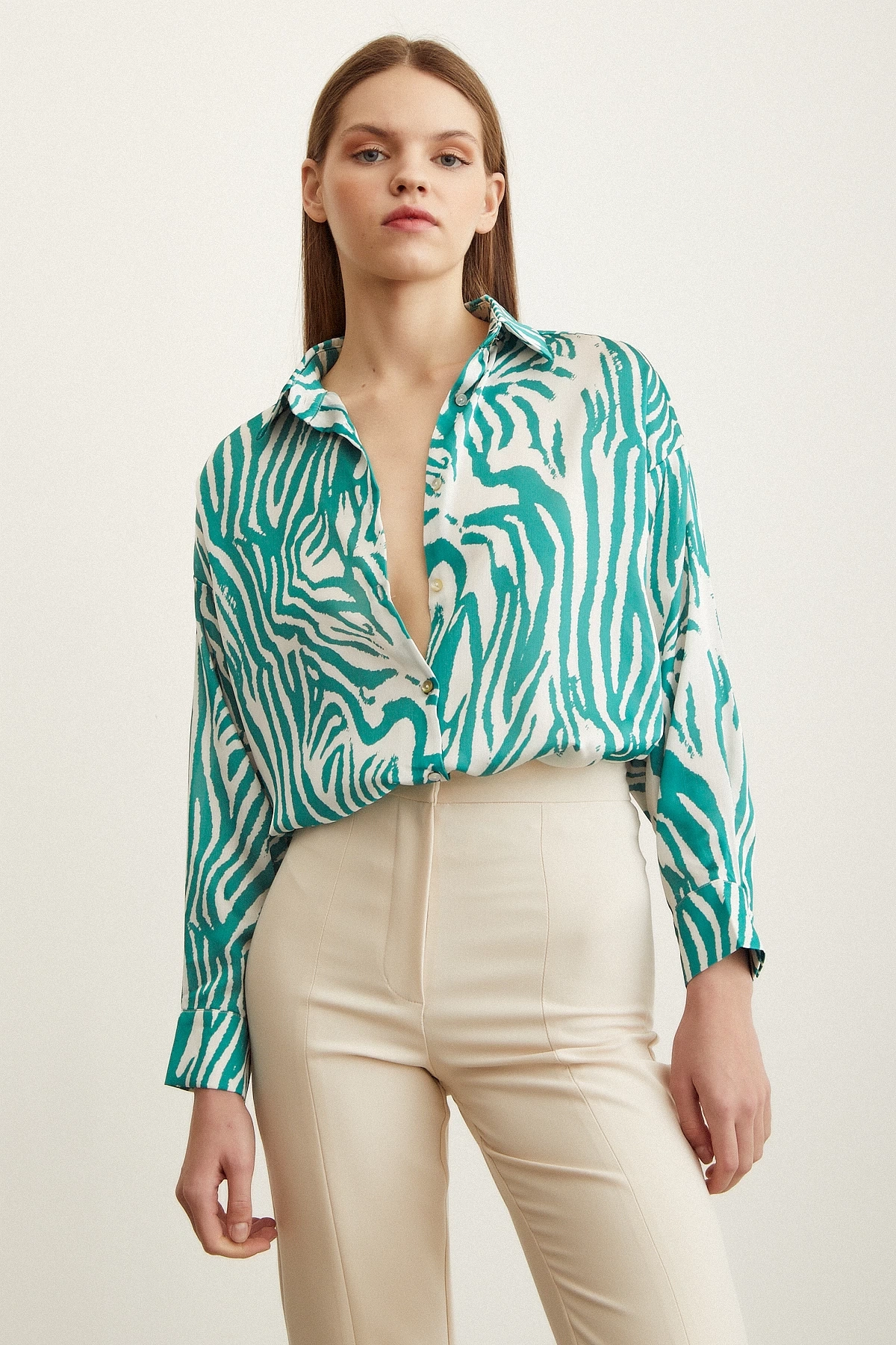 Zebra Desen V Yaka Saten Gömlek Yeşil
