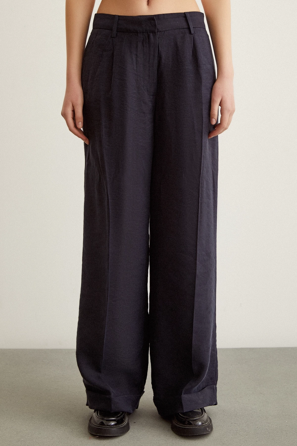 Beli Lastikli Düğme Detaylı  Pileli Pantolon Siyah