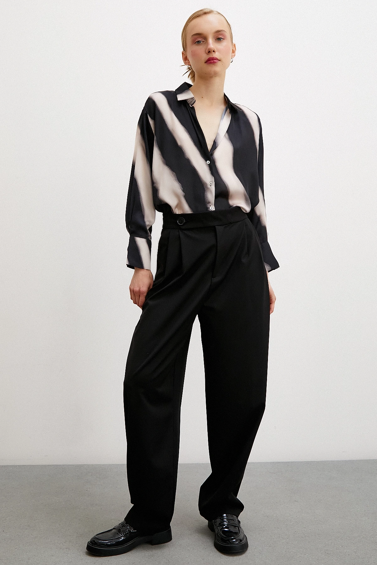 Desenli V Yaka Saten Gömlek Bej