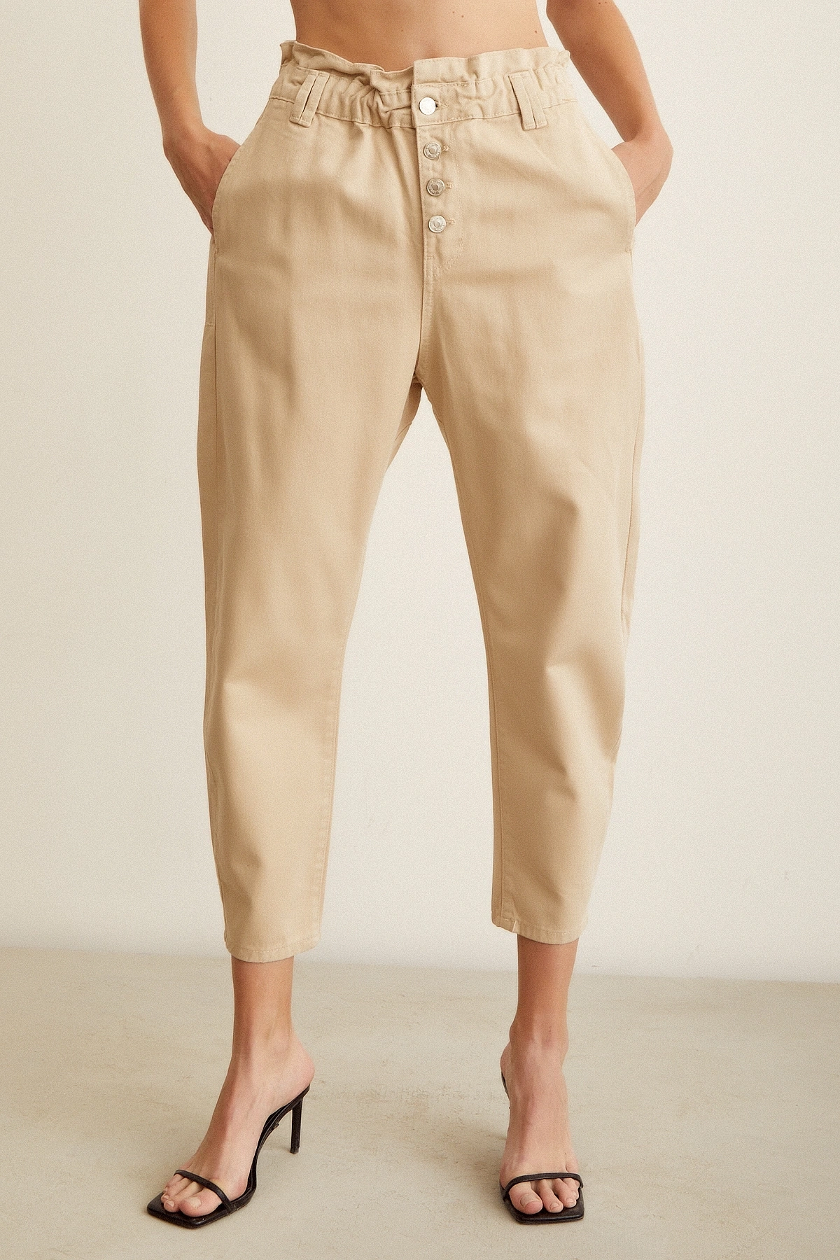 Beli Lastikli Düğme Kapalı Boyfriend Jean Bej