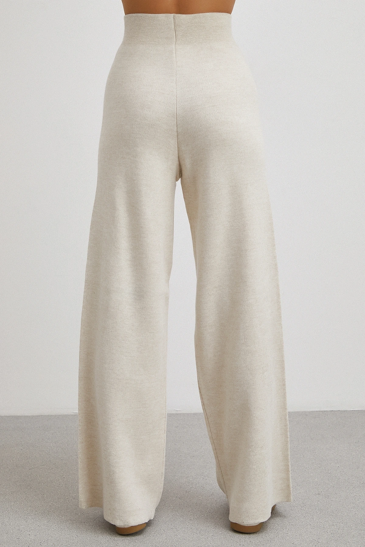 Eteği Çapraz Pantolonlu Bisiklet Yaka Takım Ekru