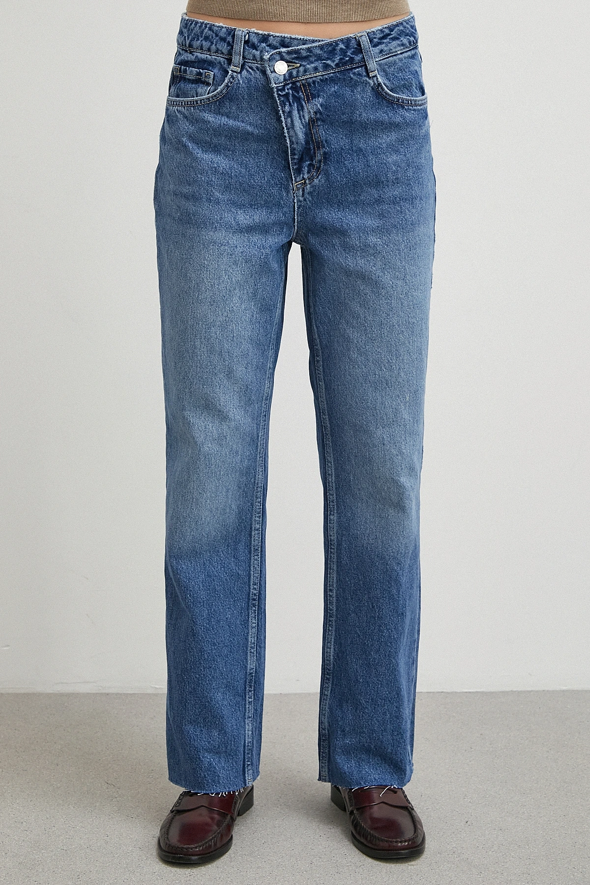 Çapraz Fermuarlı Kesik Paça Düğmeli Jean Lacivert