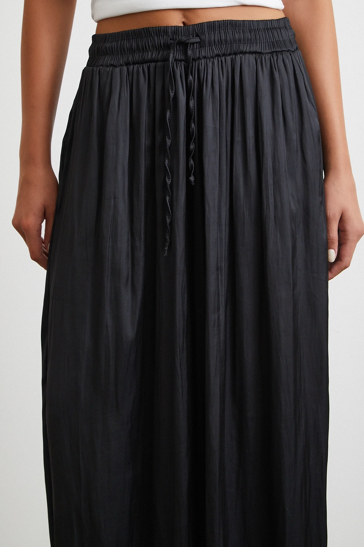 Beli Lastikli Geniş Paça Büzgülü Pantolon Siyah