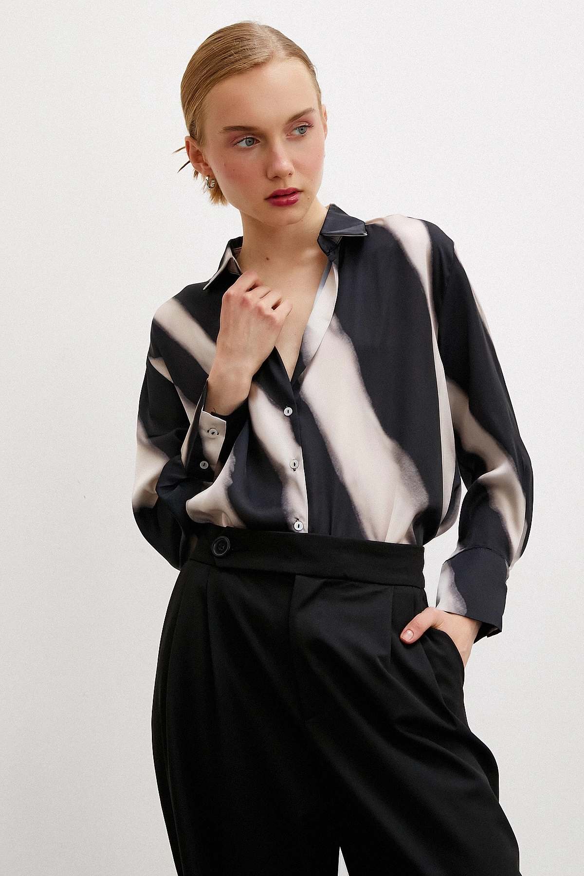 Desenli V Yaka Saten Gömlek Bej