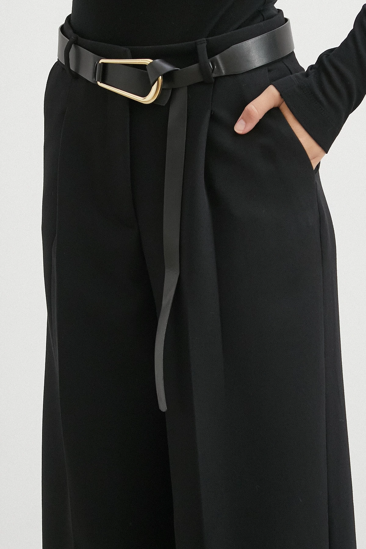 Deri Kemerli Geniş Paça Pantolon Siyah