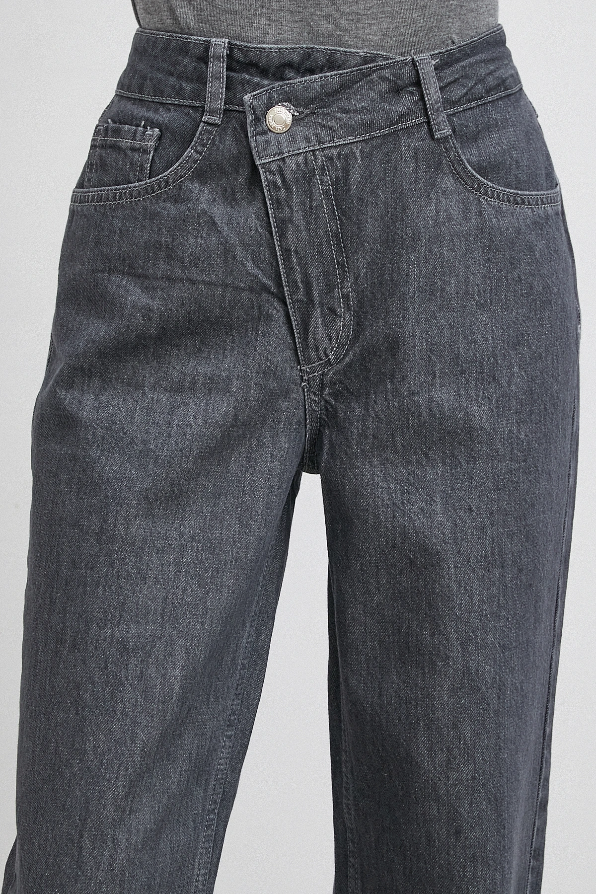 Çapraz Fermuarlı Kesik Paça Düğmeli Jean Füme