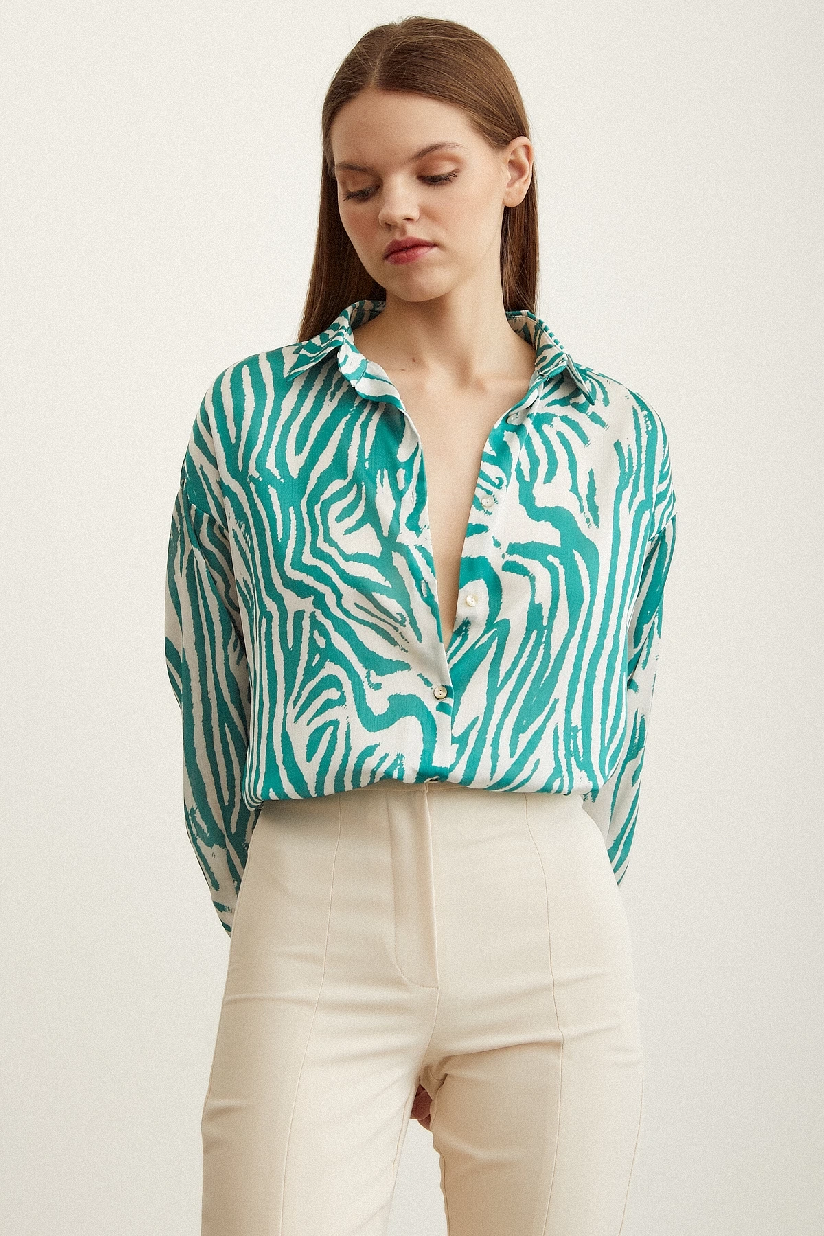 Zebra Desen V Yaka Saten Gömlek Yeşil