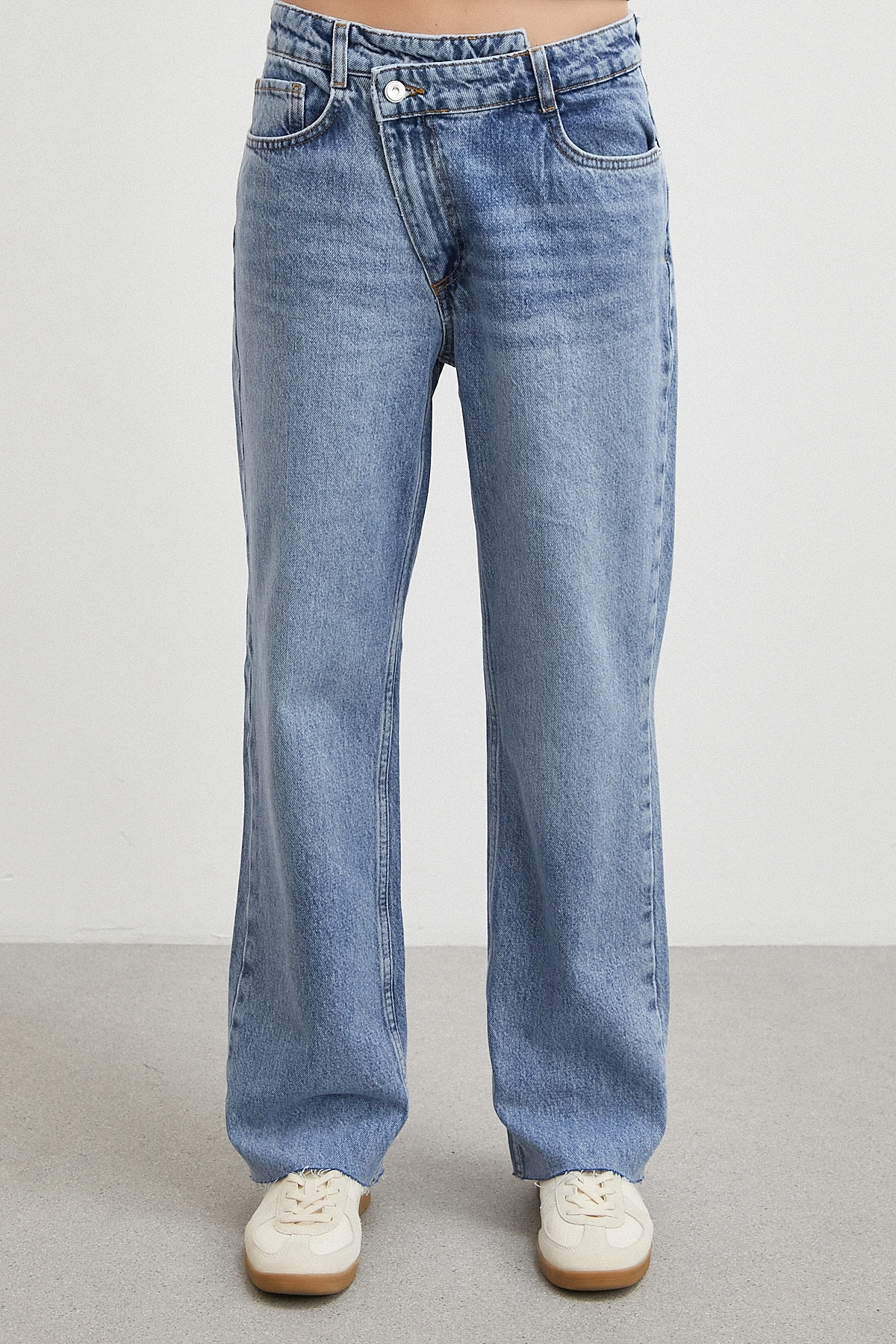 Çapraz Fermuarlı Kesik Paça Düğmeli Jean Mavi