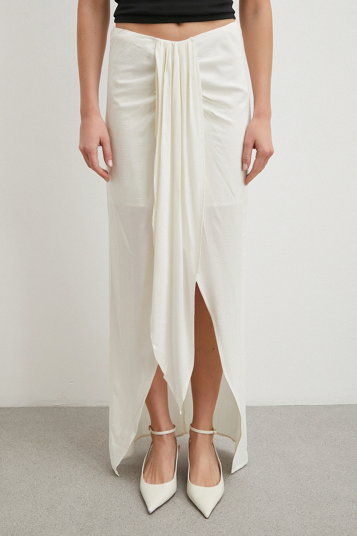 Önü Bağlamalı Yırtmaçlı Etek Ekru