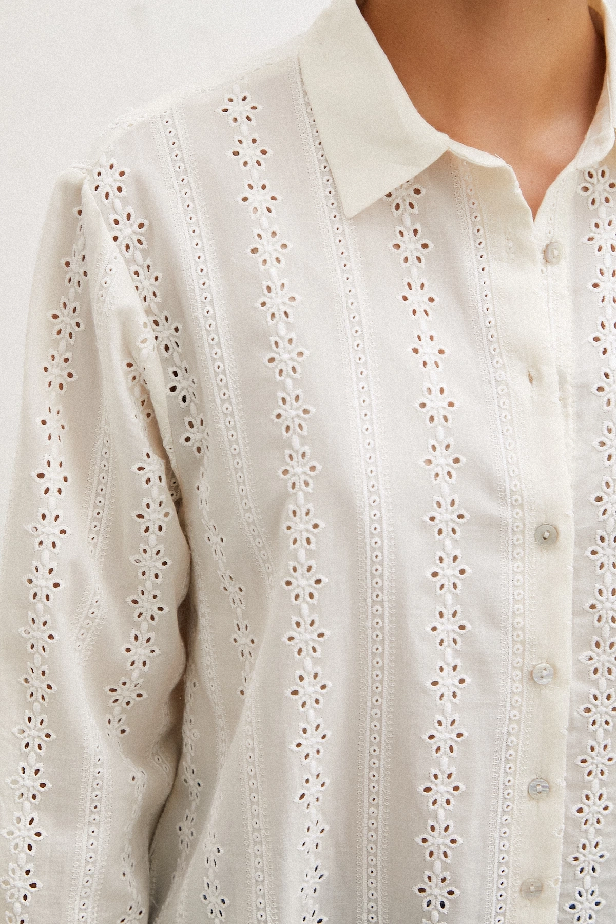 Fisto İşlemeli Gömlek Krem