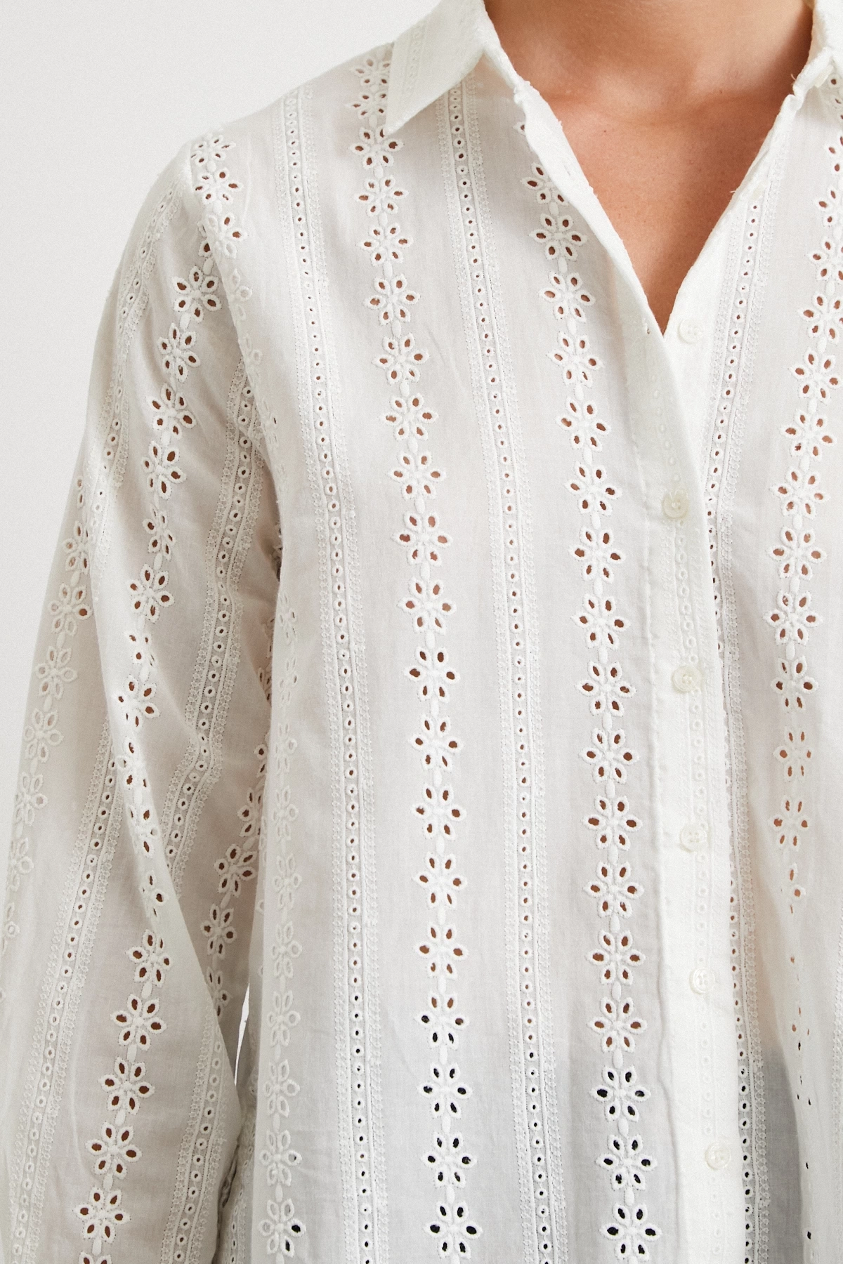 Fisto İşlemeli Gömlek Beyaz